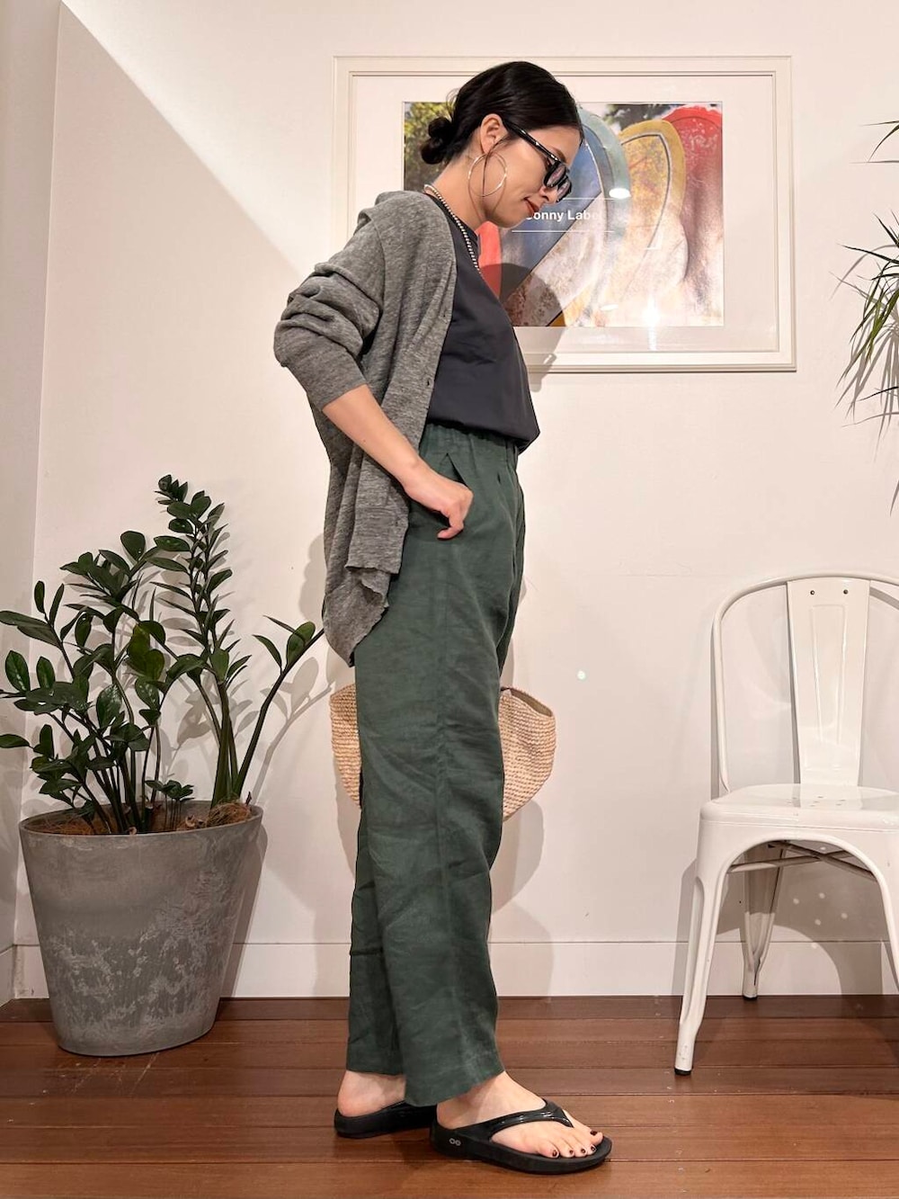 横内さんの「リネンVネックカーディガン（URBAN RESEARCH DOORS）」を使ったコーディネートの2枚目の写真