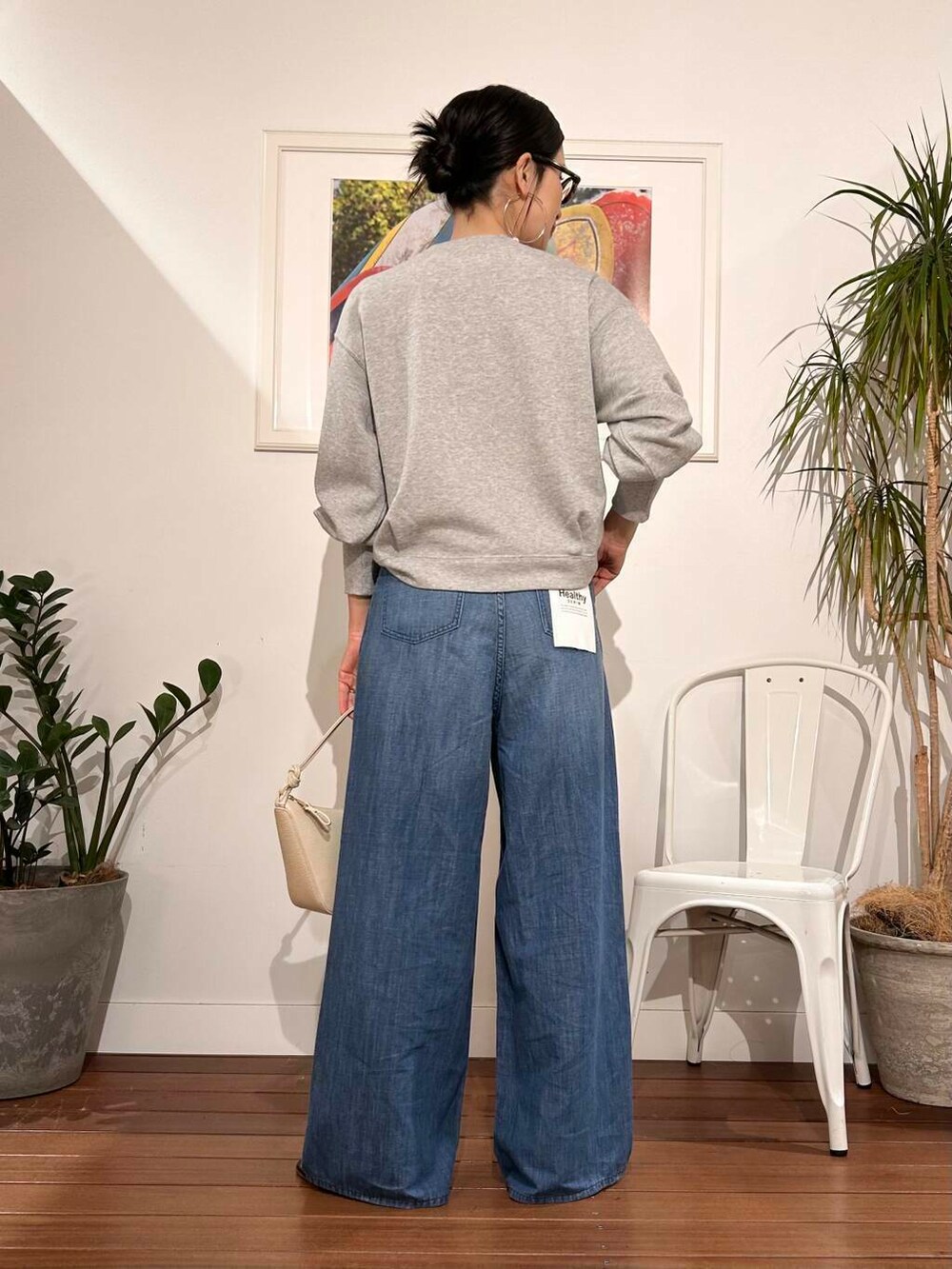「シンプル、大人カジュアル、ママコーデ、アラフォーコーデ、楽ちん、30代コーデ、高身長、アラフォー、イエベ、骨格ナチュラル、ママの体型カバー_骨盤、ママの体型カバー、初夏のお出掛けコーデ、イエベ×骨格ナチュラル」｜「AULENTTIのAULENTTI　2WAYショルダーバッグ（ショルダーバッグ、ホワイト系）」を使った、横内さん（レディース・164cm）の春コーディネートの4枚目の写真