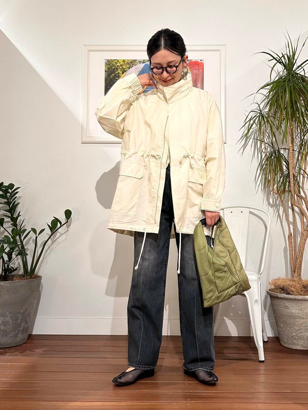 「シンプル、大人カジュアル、ママコーデ、アラフォーコーデ、楽ちん、30代コーデ、高身長、アラフォー、イエベ、春カラーコーデ、骨格ナチュラル、ママの体型カバー_骨盤、ママの体型カバー、イエベ×骨格ナチュラル」|「URBAN RESEARCH Sonny Labelのシャーリングカットメロウシャツ(シャツ/ブラウス、ホワイト系)」を使った、横内さん(レディース・164cm)の春コーディネートの3枚目の写真