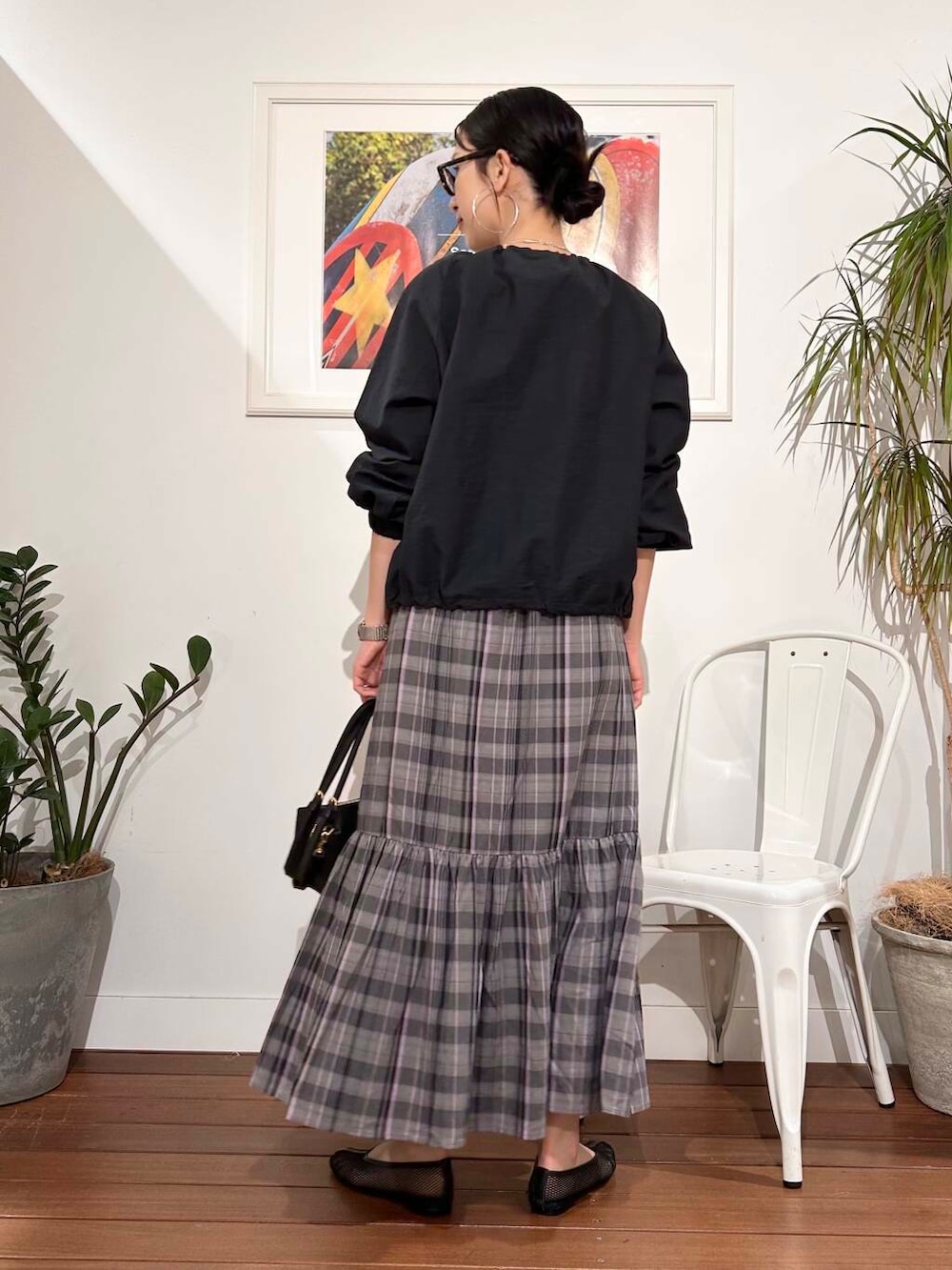 「シンプル、大人カジュアル、ママコーデ、アラフォーコーデ、楽ちん、30代コーデ、高身長、アラフォー、イエベ、骨格ナチュラル、ママの体型カバー_骨盤、ママの体型カバー、イエベ×骨格ナチュラル、春のジャケットコーデ」|「URBAN RESEARCHのambiguous Stretch Bustier(チューブトップ、レッド系)」を使った、横内さん(レディース・164cm)の春コーディネートの3枚目の写真