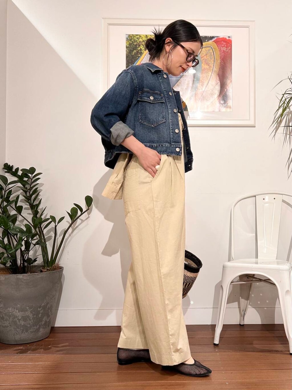 「シンプル、大人カジュアル、ママコーデ、アラフォーコーデ、楽ちん、30代コーデ、高身長、アラフォー、イエベ、骨格ナチュラル、ママの体型カバー_骨盤、ママの体型カバー、イエベ×骨格ナチュラル、春のジャケットコーデ」｜「Healthy denimのHealthy DENIM　Dates（デニムジャケット、ブルー系）」を使った、横内さん（レディース・164cm）の春コーディネートの3枚目の写真