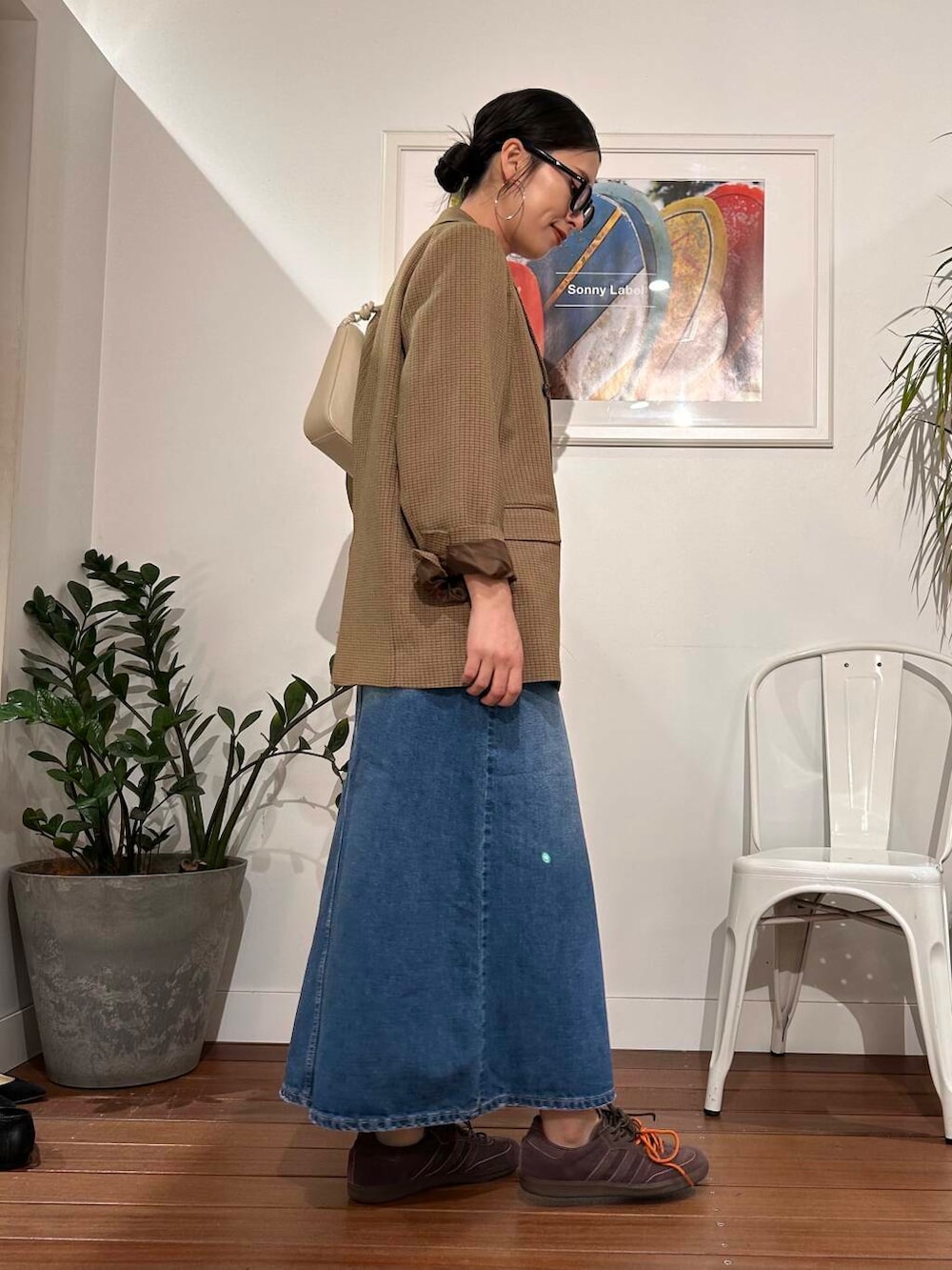 「大人カジュアル、ママコーデ、アラフォーコーデ、楽ちん、30代コーデ、高身長、アラフォー、イエベ、骨格ナチュラル、ママの体型カバー_骨盤、ママの体型カバー、ナチュラル×イエベ春、春のジャケットスタイル、イエベ×骨格ナチュラル」|「URBAN RESEARCH Sonny LabelのAラインデニムスカート(デニムスカート、ブルー系)」を使った、横内さん(レディース・164cm)の春コーディネートの6枚目の写真