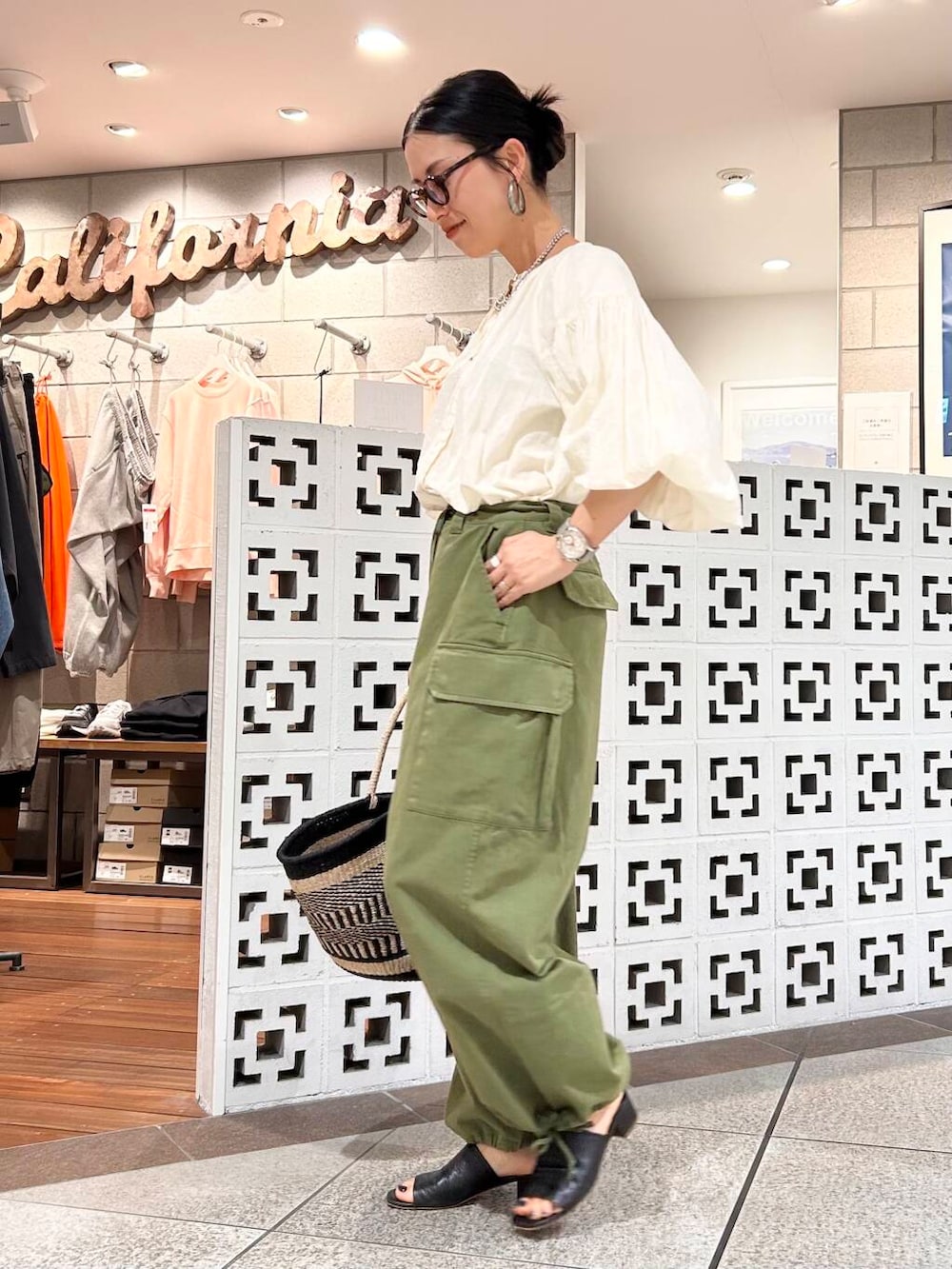 「シンプル、大人カジュアル、ママコーデ、アラフォーコーデ、楽ちん、30代コーデ、高身長、アラフォー、イエベ、骨格ナチュラル、ママの体型カバー_骨盤、ママの体型カバー、イエベ×骨格ナチュラル、ブラウスが主役の春コーデ」｜「URBAN RESEARCH Sonny Labelのエアリーコットンボイルギャザーブラウス（シャツ/ブラウス、ホワイト系）」を使った、横内さん（レディース・164cm）の春コーディネートの7枚目の写真