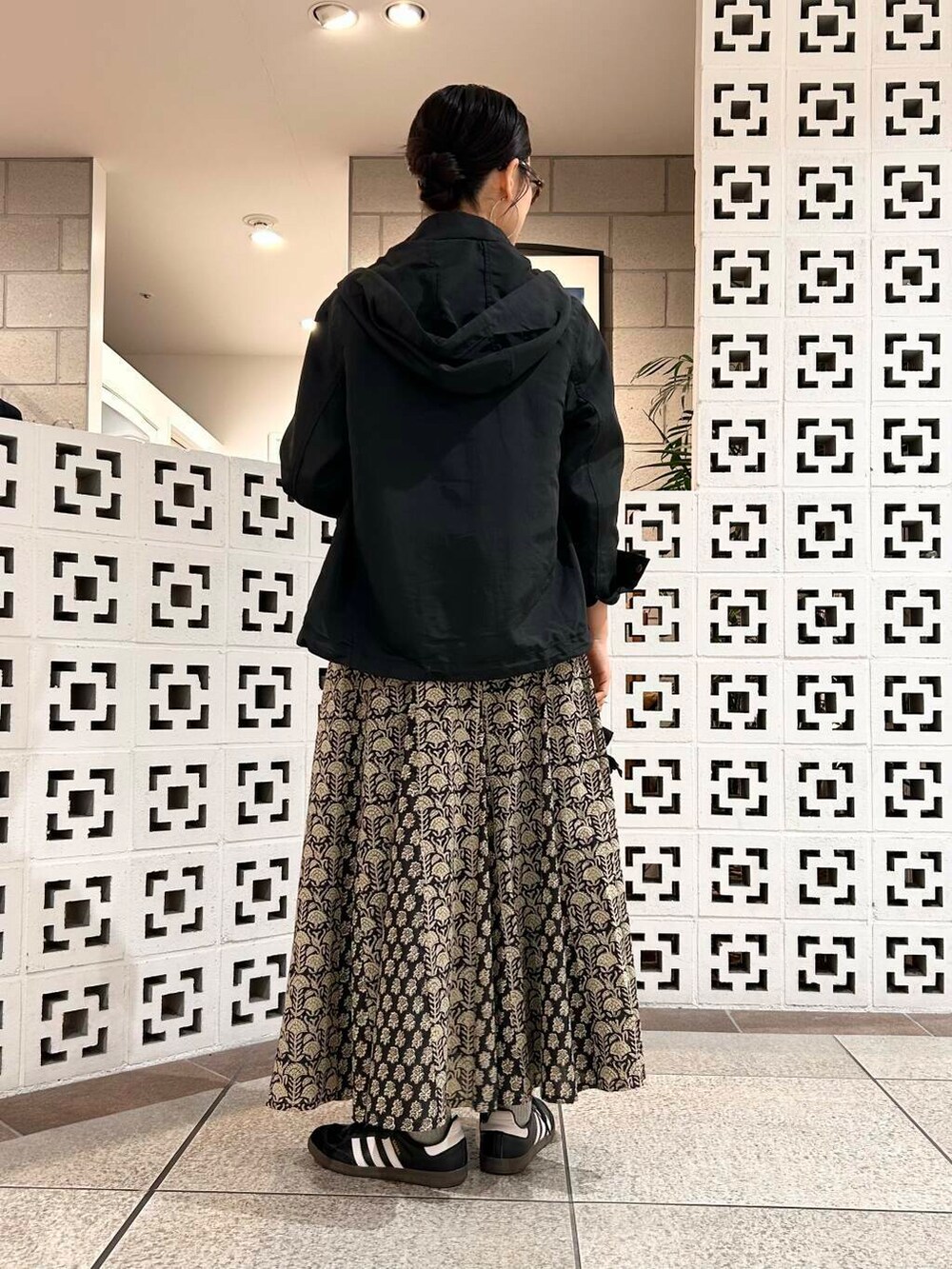 「大人カジュアル、ママコーデ、楽ちん、30代コーデ、高身長、アラフォー、骨格ナチュラル、ママの体型カバー_骨盤、ママの体型カバー、春アウターコーデ、イエベ×骨格ナチュラル」|「Healthy denimのHealthy DENIM Dates(デニムジャケット、ブルー系)」を使った、横内さん(レディース・164cm)の春コーディネートの3枚目の写真
