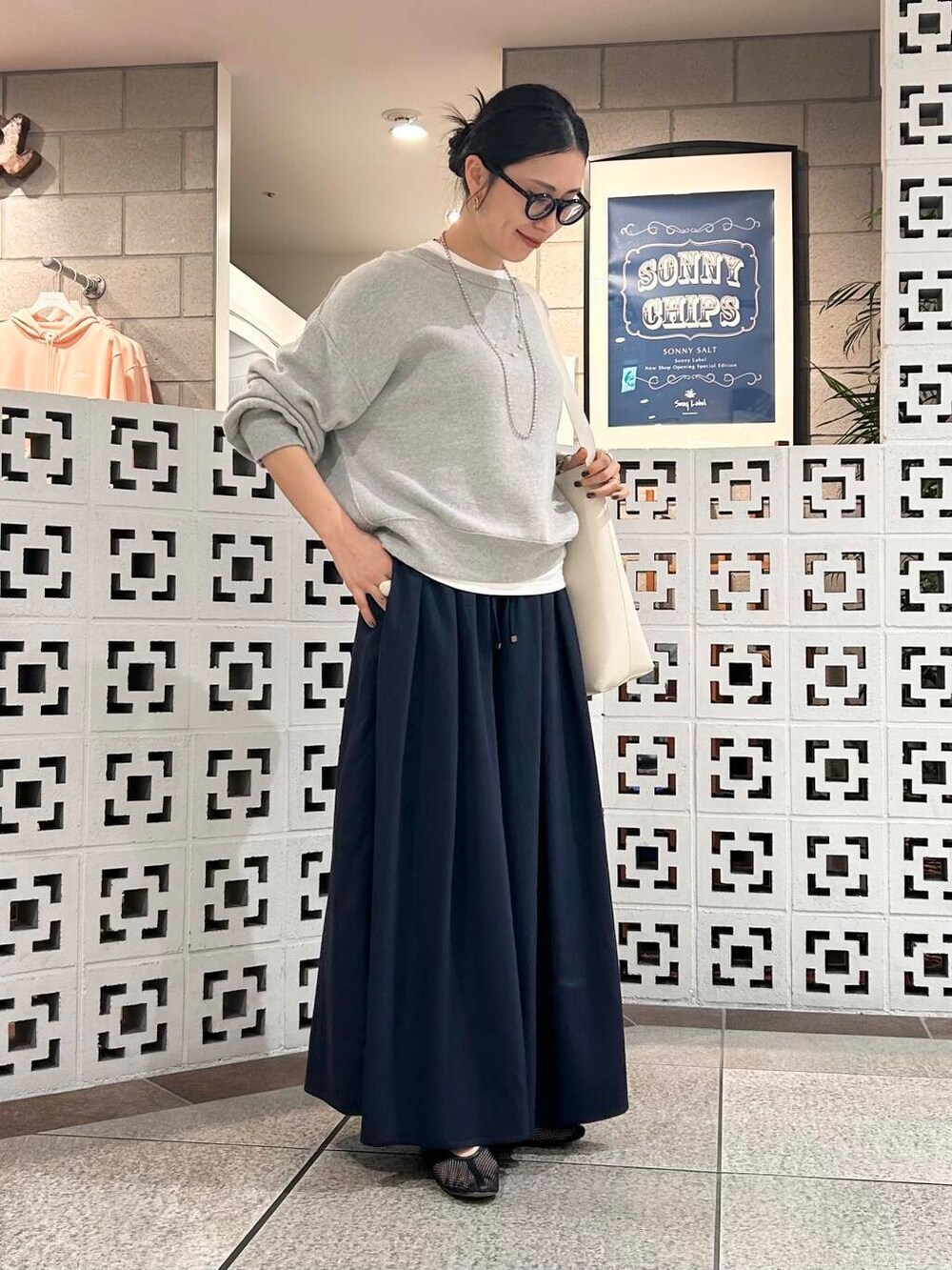 「シンプル、大人カジュアル、ママコーデ、アラフォーコーデ、楽ちん、30代コーデ、高身長、アラフォー、イエベ、春カラーコーデ、骨格ナチュラル、ママの体型カバー_骨盤、ママの体型カバー、イエベ×骨格ナチュラル」|「URBAN RESEARCH DOORSのリネン混シアーロングTシャツ(Tシャツ/カットソー、ホワイト系)」を使った、横内さん(レディース・164cm)の春コーディネートの5枚目の写真