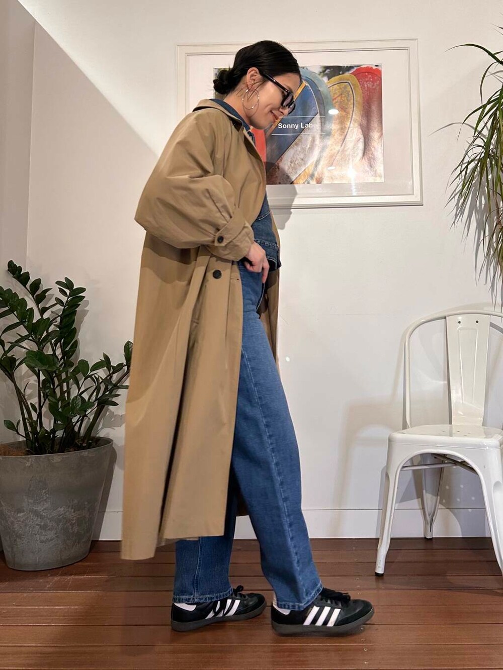 「シンプル、大人カジュアル、デニム、ママコーデ、春アウター、アラフォーコーデ、楽ちん、30代コーデ、高身長、アラフォー、イエベ、骨格ナチュラル、ママの体型カバー_骨盤、ママの体型カバー、高身長オススメアウター」｜「Healthy denimのHealthy DENIM　Dates（デニムジャケット、ブルー系）」を使った、横内さん（レディース・164cm）の冬コーディネートの2枚目の写真