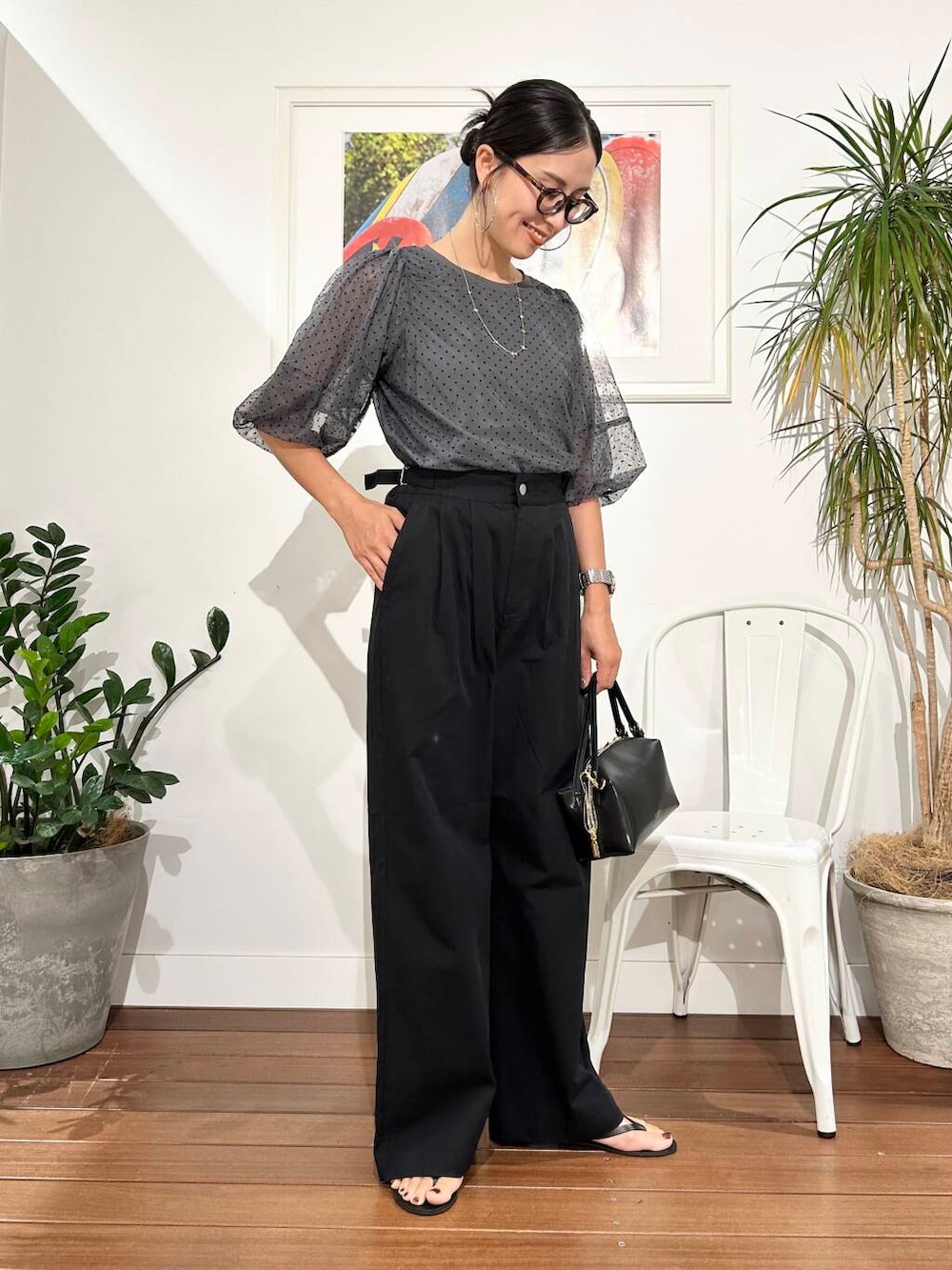 「ママコーデ、アラフォーコーデ、30代、40代、旅行コーデ、アラフォー、骨格ナチュラル、暑い、ナチュラル×高身長、夏の快適通勤コーデ、ナチュラル×きれいめ」｜「VIOLAd'OROのVIOLAd’ORO　VOGUE V-1566（ハンドバッグ、ブラック系）」を使った、横内さん（レディース・164cm）の夏コーディネートの2枚目の写真