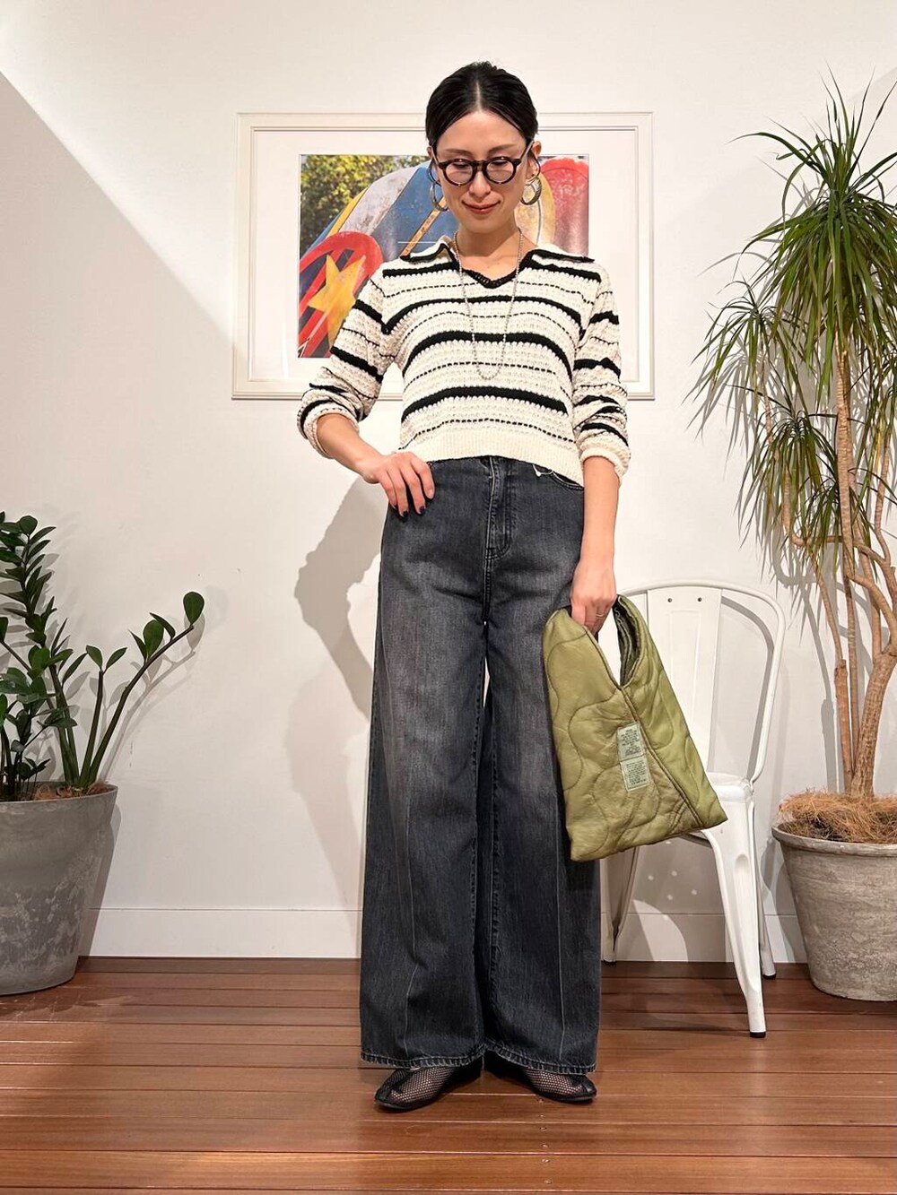 「シンプル、大人カジュアル、ママコーデ、アラフォーコーデ、楽ちん、30代コーデ、高身長、アラフォー、イエベ、春カラーコーデ、骨格ナチュラル、ママの体型カバー_骨盤、ママの体型カバー、イエベ×骨格ナチュラル」｜「REMMEのREMME　メッシュフラットシューズ（その他シューズ、ブラック系）」を使った、横内さん（レディース・164cm）の春コーディネートの7枚目の写真