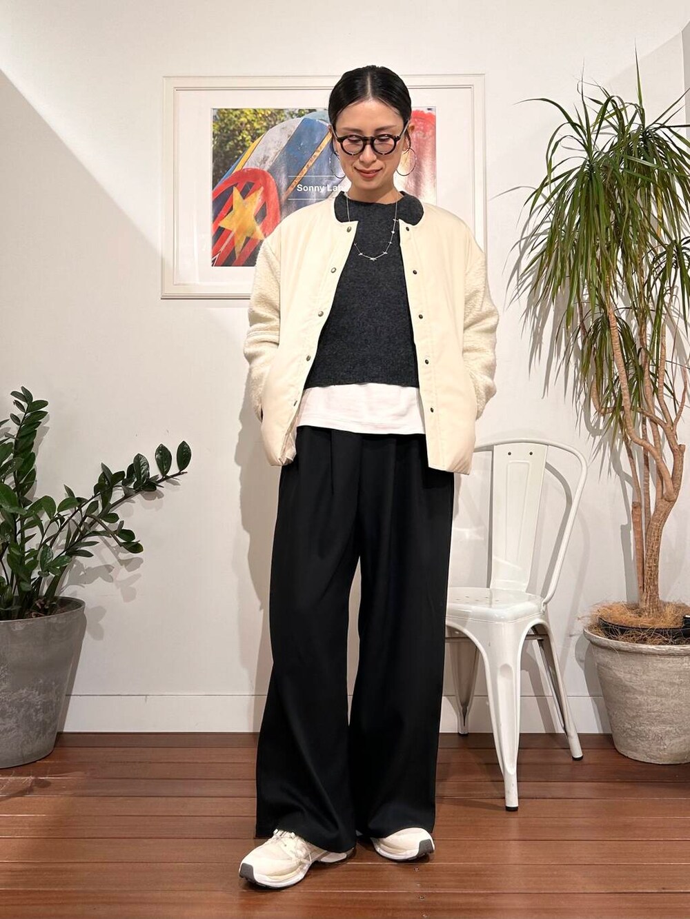 ブラック系のその他パンツ、ホワイト系のブルゾンを着用したレディースの冬コーディネートの6枚目の写真