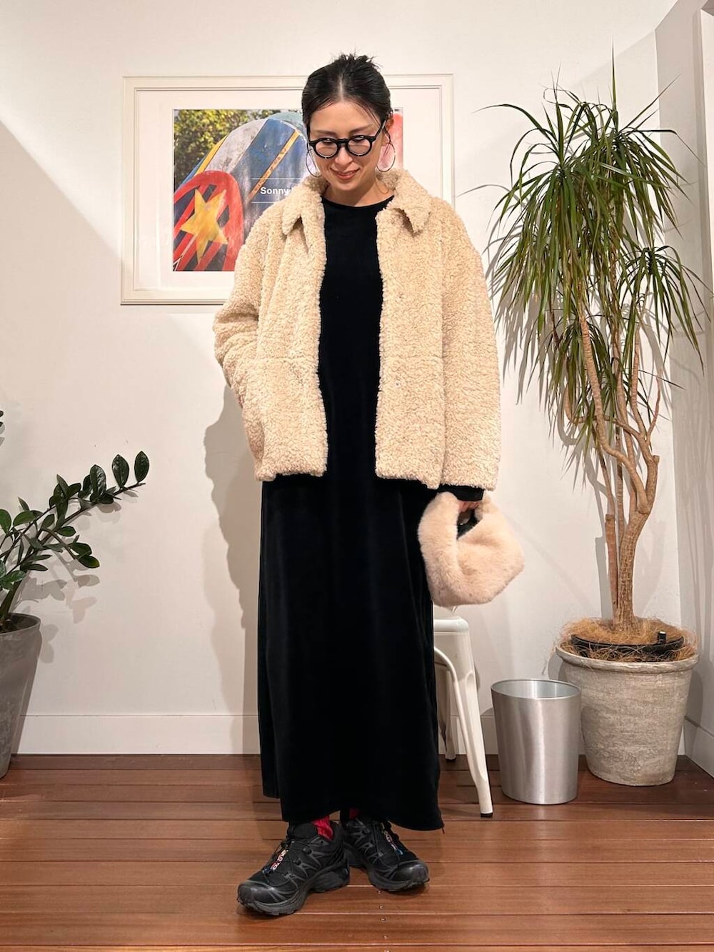 ホワイト系のブルゾン、ベージュ系のハンドバッグを着用したレディースの冬コーディネートの3枚目の写真