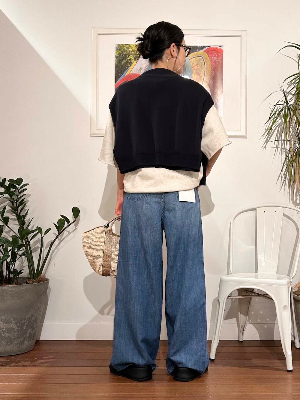 「シンプル、大人カジュアル、ママコーデ、アラフォーコーデ、楽ちん、30代コーデ、高身長、アラフォー、イエベ、骨格ナチュラル、ママの体型カバー_骨盤、ママの体型カバー、初夏のお出掛けコーデ、イエベ×骨格ナチュラル」｜「VIOLAd'OROのVIOLAd’ORO　SANDRO V-8087（かごバッグ、ゴールド系）」を使った、横内さん（レディース・164cm）の春コーディネートの3枚目の写真