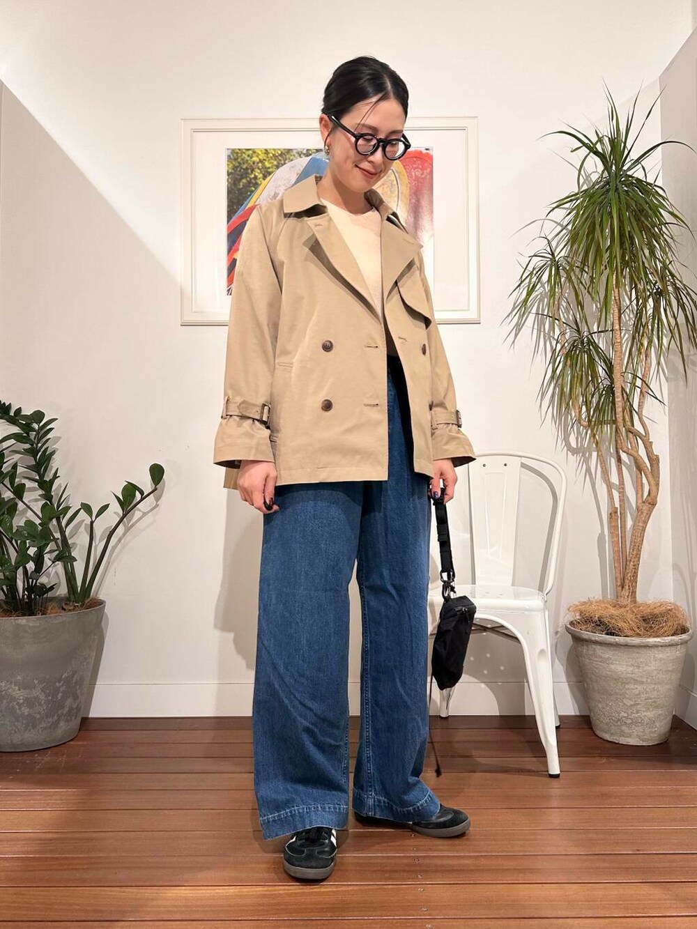 「シンプル、大人カジュアル、ママコーデ、アラフォーコーデ、楽ちん、30代コーデ、高身長、アラフォー、イエベ、骨格ナチュラル、ママの体型カバー_骨盤、ママの体型カバー、春アウターコーデ、イエベ×骨格ナチュラル」｜「URBAN RESEARCH DOORSのコットン畦Vネックニット（ニット/セーター、ホワイト系）」を使った、横内さん（レディース・164cm）の春コーディネートの2枚目の写真