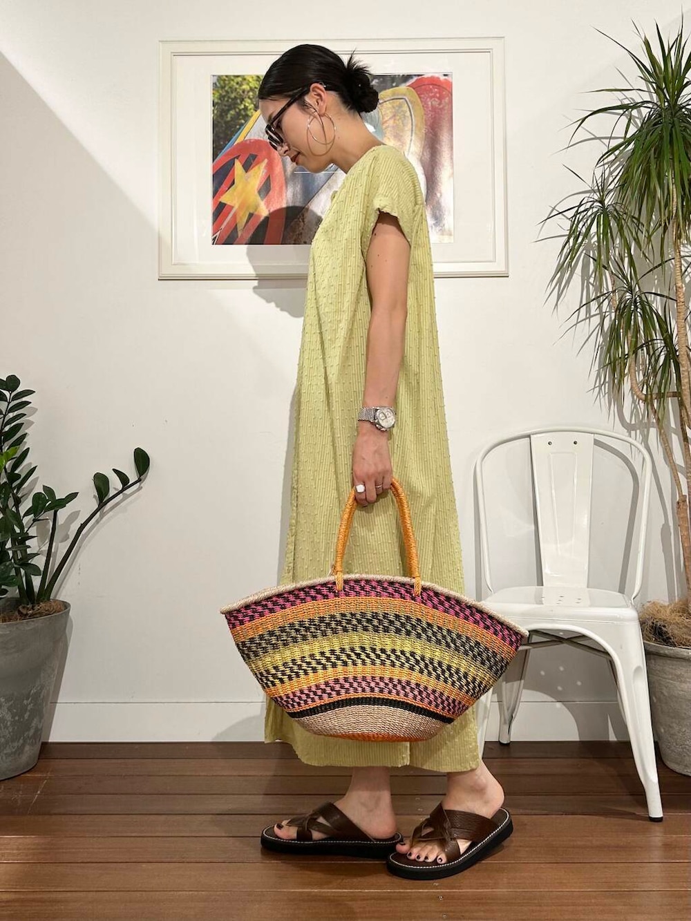 「ワンピース、ママコーデ、ナチュラル、アラフォーコーデ、30代、高身長×ワンピース」｜「The BagmatiのThe Bagmati　アバカカゴバッグ（かごバッグ、その他）」を使った、横内さん（レディース・164cm）の夏コーディネートの3枚目の写真