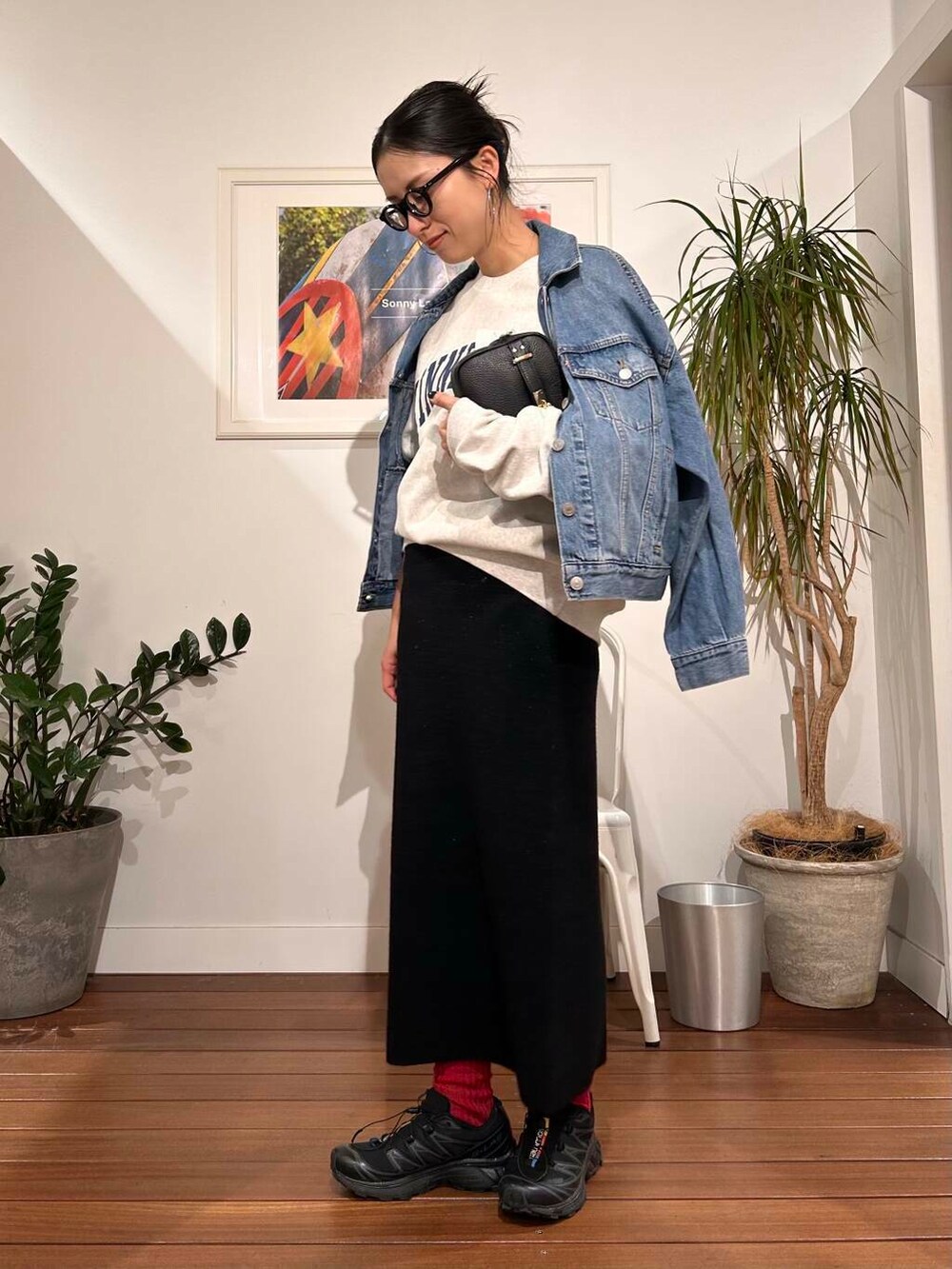 ブラック系のスカート、ブルー系のデニムジャケット、グレー系のスウェットを着用したレディースの冬コーディネートの6枚目の写真