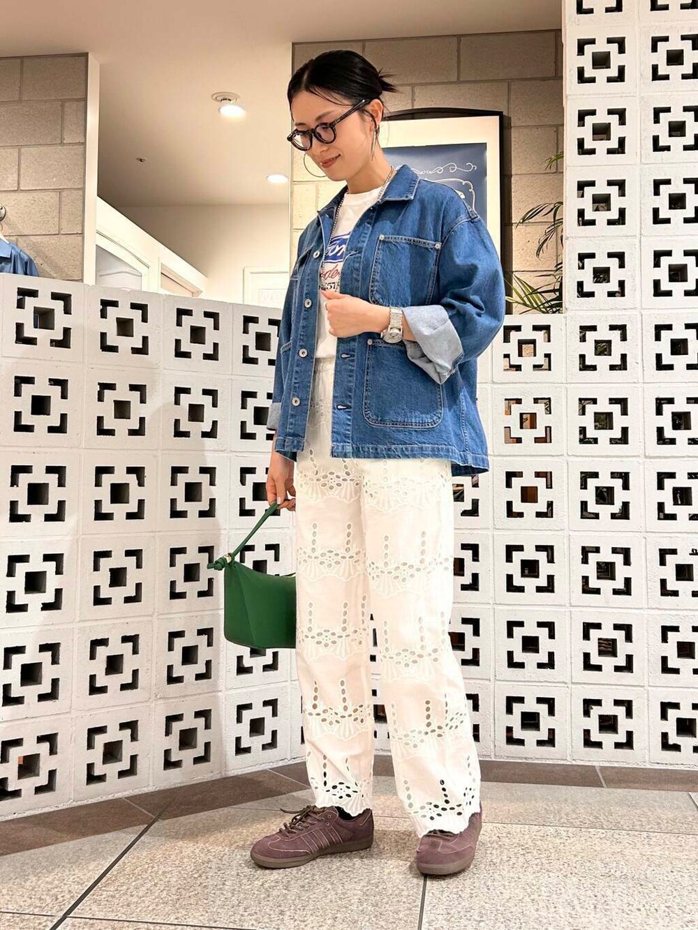 「シンプル、大人カジュアル、ママコーデ、アラフォーコーデ、楽ちん、30代コーデ、高身長、アラフォー、イエベ、骨格ナチュラル、ママの体型カバー_骨盤、ママの体型カバー、イエベ×骨格ナチュラル、春のジャケットコーデ」｜「GOOD ROCK SPEEDのGOOD ROCK SPEED　FORD T-SHIRTS（Tシャツ/カットソー、ホワイト系）」を使った、横内さん（レディース・164cm）の春コーディネートの7枚目の写真