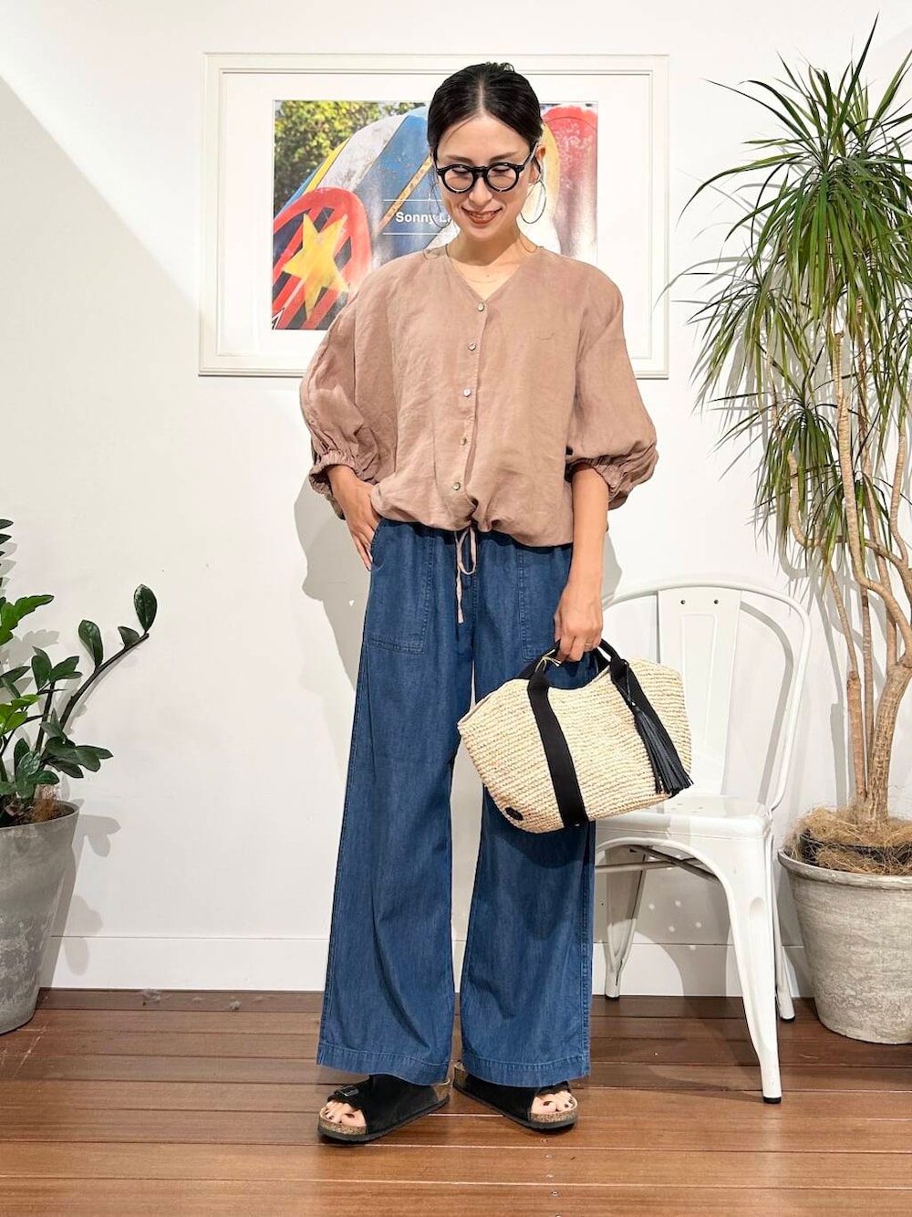 「ママコーデ、ナチュラル、夏コーデ、30代、お出かけコーデ、旅行コーデ、骨格ナチュラル、暑い、帰省コーデ、シャツが主役の夏コーデ、ナチュラル×きれいめ、私が選ぶセールアイテム25ss」｜「VIOLAd'OROのVIOLAd’ORO　SANDRO V-8087（かごバッグ、ブラック系）」を使った、横内さん（レディース・164cm）の夏コーディネートの5枚目の写真