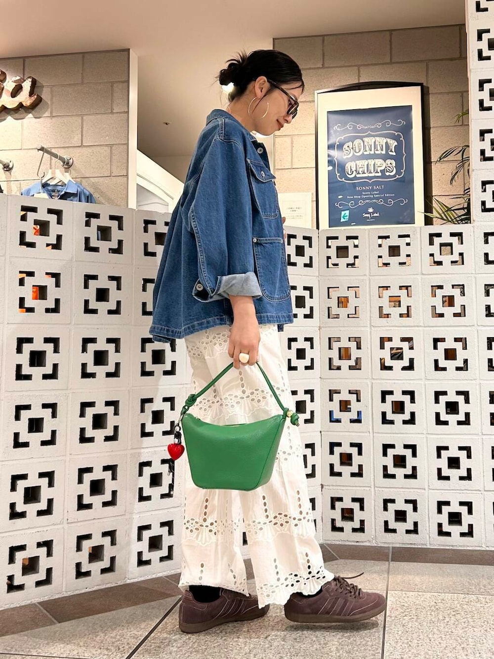 「シンプル、大人カジュアル、ママコーデ、アラフォーコーデ、楽ちん、30代コーデ、高身長、アラフォー、イエベ、骨格ナチュラル、ママの体型カバー_骨盤、ママの体型カバー、イエベ×骨格ナチュラル、春のジャケットコーデ」｜「GOOD ROCK SPEEDのGOOD ROCK SPEED　FORD T-SHIRTS（Tシャツ/カットソー、ホワイト系）」を使った、横内さん（レディース・164cm）の春コーディネートの5枚目の写真