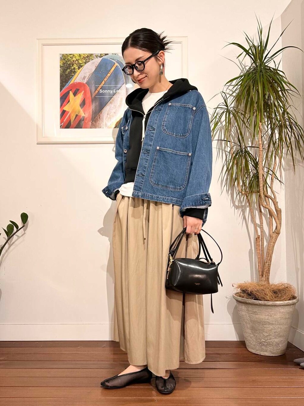 「シンプル、大人カジュアル、ママコーデ、アラフォーコーデ、楽ちん、30代コーデ、高身長、アラフォー、イエベ、骨格ナチュラル、ママの体型カバー_骨盤、ママの体型カバー、イエベ×骨格ナチュラル、春のジャケットコーデ」|「VIOLAd'OROのVIOLAd’ORO VOGUE V-1566(ハンドバッグ、ブラック系)」を使った、横内さん(レディース・164cm)の春コーディネートの5枚目の写真
