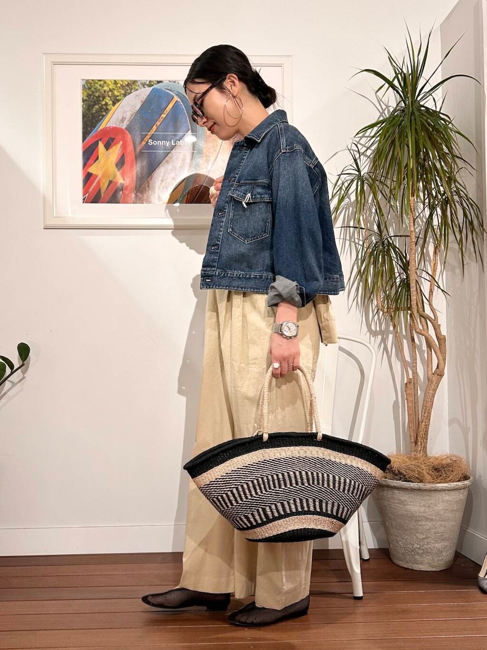 「シンプル、大人カジュアル、ママコーデ、アラフォーコーデ、楽ちん、30代コーデ、高身長、アラフォー、イエベ、骨格ナチュラル、ママの体型カバー_骨盤、ママの体型カバー、イエベ×骨格ナチュラル、春のジャケットコーデ」｜「Healthy denimのHealthy DENIM　Dates（デニムジャケット、ブルー系）」を使った、横内さん（レディース・164cm）の春コーディネートの4枚目の写真