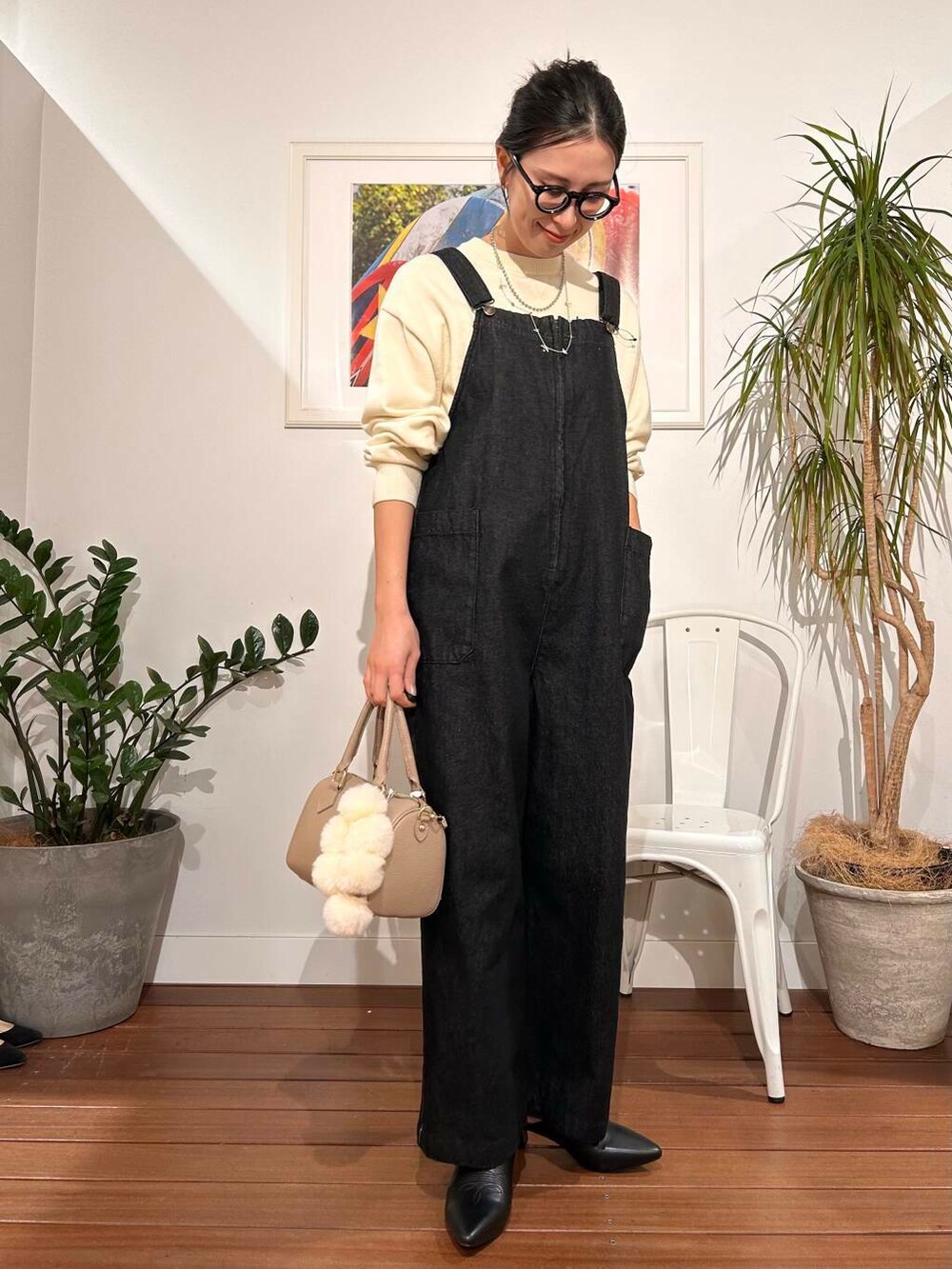 「シンプル、大人カジュアル、デニム、ママコーデ、シンプルコーデ、アラフォーコーデ、デニムシャツ、楽ちん、30代コーデ、高身長、アラフォー、イエベ、骨格ナチュラル、ママの体型カバー_骨盤、ママの体型カバー」｜「URBAN RESEARCH DOORSのデニムサロペット（サロペット/オーバーオール、ブラック系）」を使った、横内さん（レディース・164cm）の冬コーディネートの3枚目の写真