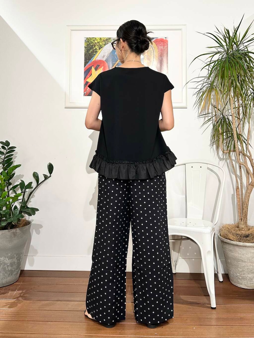 「ママコーデ、アラフォーコーデ、30代、40代、旅行コーデ、アラフォー、骨格ナチュラル、暑い、きれいめ派のtシャツコーデ、ナチュラル×高身長、ナチュラル×きれいめ」|「VIOLAd'OROのVIOLAd’ORO SANDRO V-8087(かごバッグ、ブラック系)」を使った、横内さん(レディース・164cm)の夏コーディネートの3枚目の写真