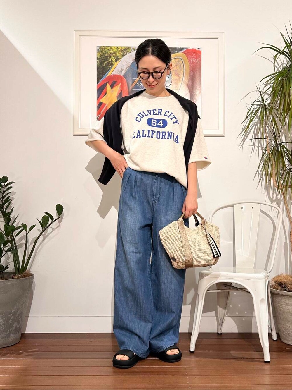 「シンプル、大人カジュアル、ママコーデ、アラフォーコーデ、楽ちん、30代コーデ、高身長、アラフォー、イエベ、骨格ナチュラル、ママの体型カバー_骨盤、ママの体型カバー、初夏のお出掛けコーデ、イエベ×骨格ナチュラル」｜「VIOLAd'OROのVIOLAd’ORO　SANDRO V-8087（かごバッグ、ゴールド系）」を使った、横内さん（レディース・164cm）の春コーディネートの5枚目の写真