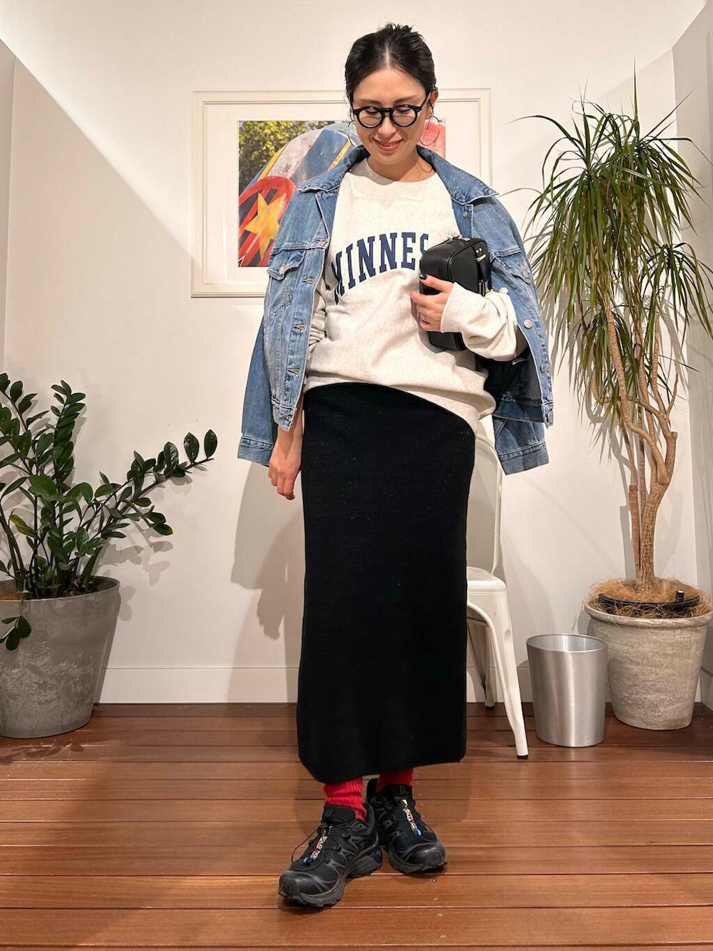 ブラック系のスカート、ブルー系のデニムジャケット、グレー系のスウェットを着用したレディースの冬コーディネートの5枚目の写真