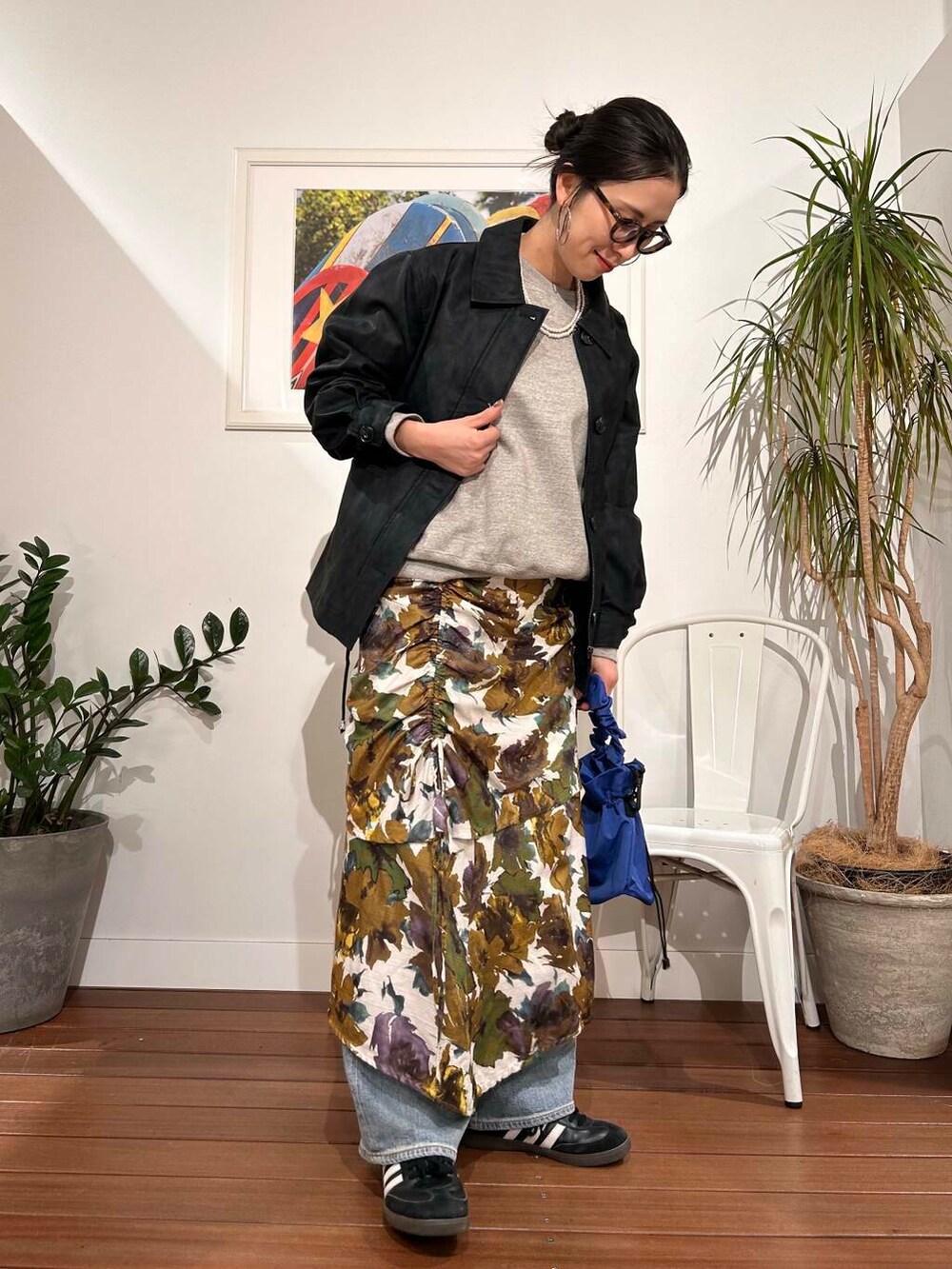 「シンプル、大人カジュアル、ママコーデ、アラフォーコーデ、楽ちん、30代コーデ、高身長、アラフォー、骨格ナチュラル、ママの体型カバー_骨盤、ママの体型カバー、高身長オススメアウター、一推しアウター×ナチュラル、イエベ×骨格ナチュラル、春のジャケットコーデ」|「URBAN RESEARCH Sonny Labelのマットレザージャケットブルゾン(ブルゾン、ブラック系)」を使った、横内さん(レディース・164cm)の冬コーディネートの7枚目の写真