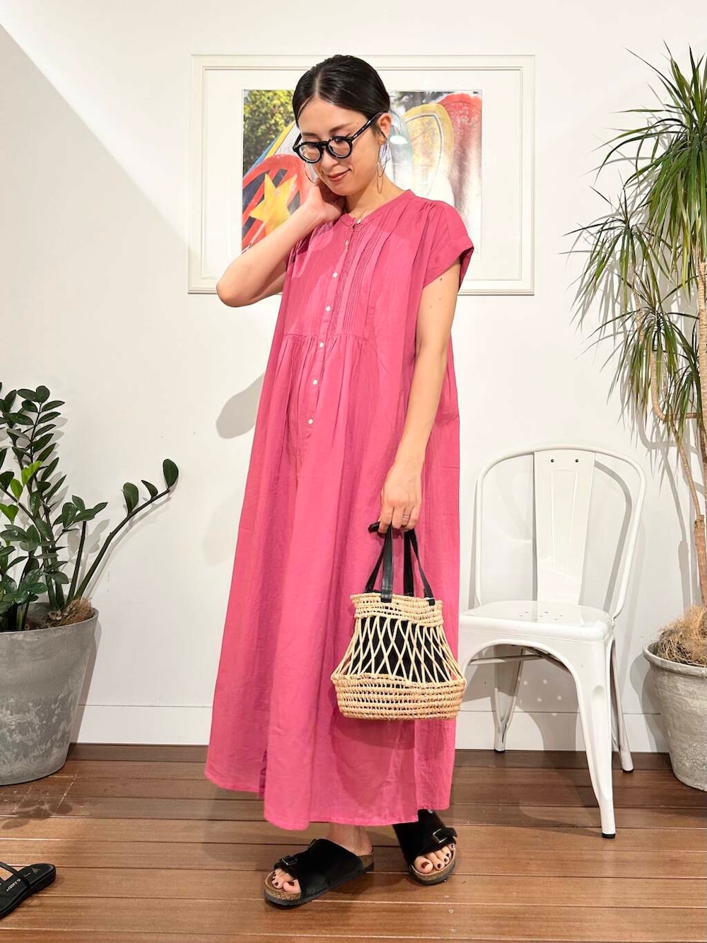 「ワンピース、ママコーデ、アラフォーコーデ、30代」｜「URBAN RESEARCH Sonny Labelのエアリーコットンピンタックワンピース（ワンピース、ピンク系）」を使った、横内さん（レディース・164cm）の夏コーディネートの4枚目の写真