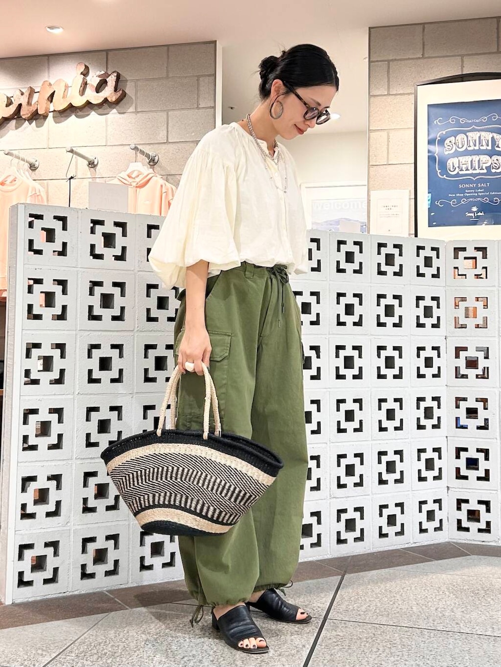 「シンプル、大人カジュアル、ママコーデ、アラフォーコーデ、楽ちん、30代コーデ、高身長、アラフォー、イエベ、骨格ナチュラル、ママの体型カバー_骨盤、ママの体型カバー、イエベ×骨格ナチュラル、ブラウスが主役の春コーデ」｜「URBAN RESEARCH Sonny Labelのエアリーコットンボイルギャザーブラウス（シャツ/ブラウス、ホワイト系）」を使った、横内さん（レディース・164cm）の春コーディネートの5枚目の写真
