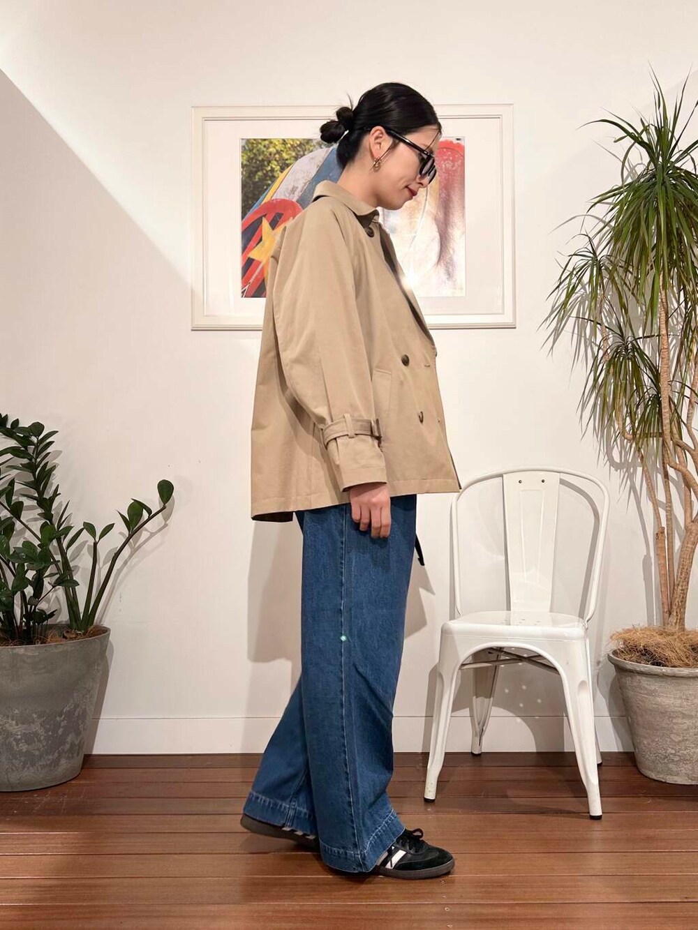 「シンプル、大人カジュアル、ママコーデ、アラフォーコーデ、楽ちん、30代コーデ、高身長、アラフォー、イエベ、骨格ナチュラル、ママの体型カバー_骨盤、ママの体型カバー、春アウターコーデ、イエベ×骨格ナチュラル」｜「URBAN RESEARCH DOORSのコットン畦Vネックニット（ニット/セーター、ホワイト系）」を使った、横内さん（レディース・164cm）の春コーディネートの4枚目の写真