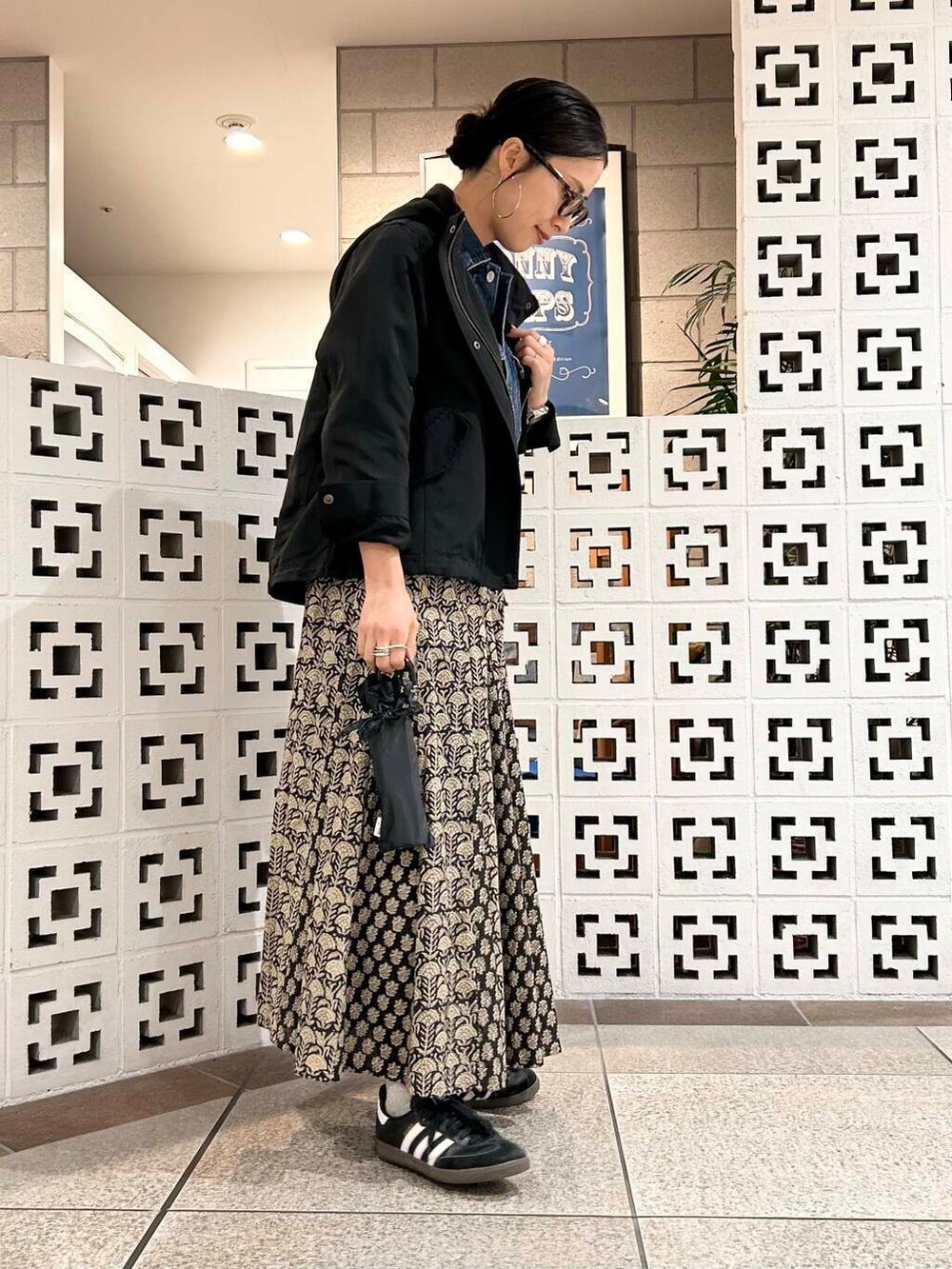 「大人カジュアル、ママコーデ、楽ちん、30代コーデ、高身長、アラフォー、骨格ナチュラル、ママの体型カバー_骨盤、ママの体型カバー、春アウターコーデ、イエベ×骨格ナチュラル」|「Healthy denimのHealthy DENIM Dates(デニムジャケット、ブルー系)」を使った、横内さん(レディース・164cm)の春コーディネートの2枚目の写真