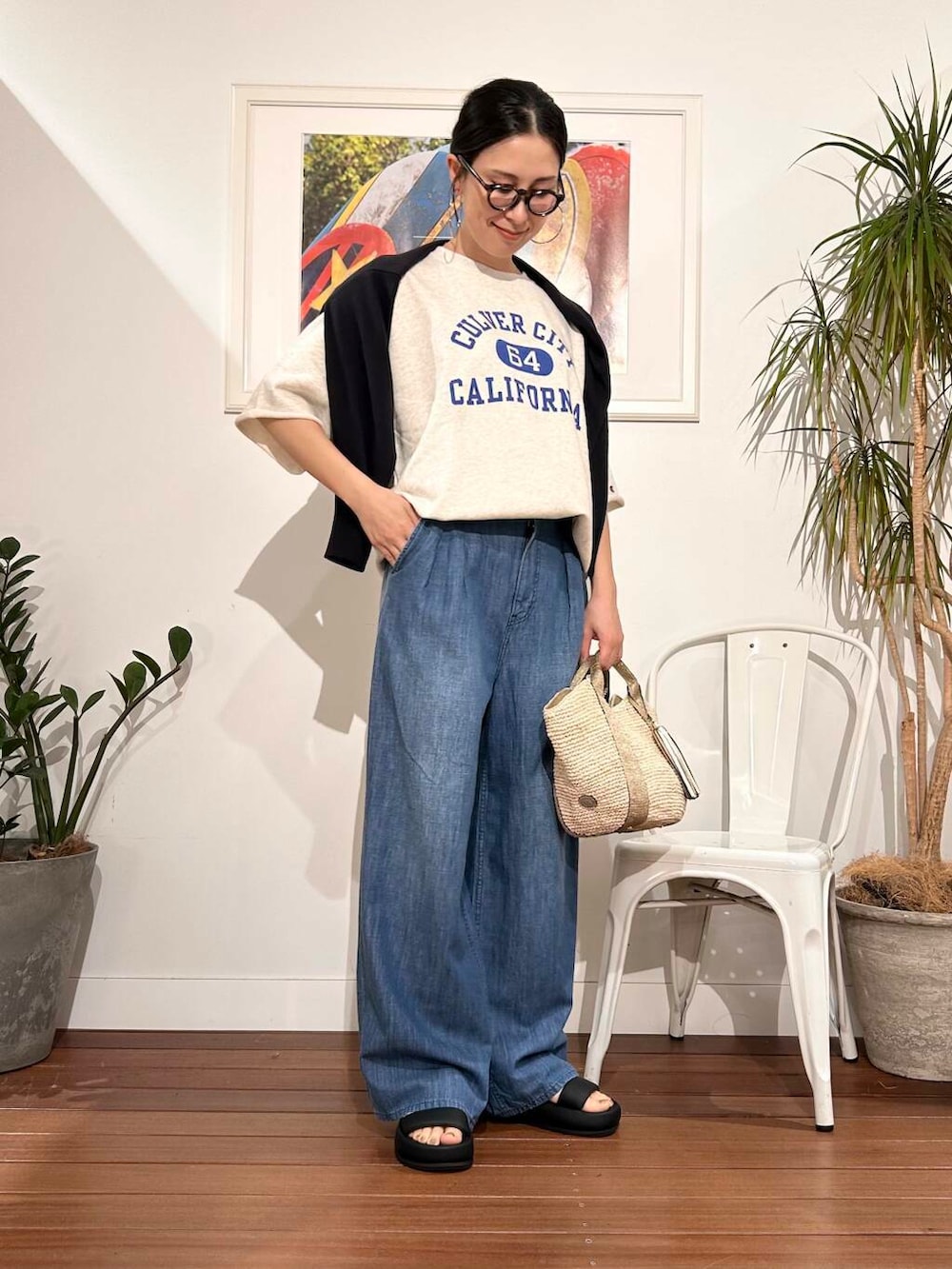 「シンプル、大人カジュアル、ママコーデ、アラフォーコーデ、楽ちん、30代コーデ、高身長、アラフォー、イエベ、骨格ナチュラル、ママの体型カバー_骨盤、ママの体型カバー、初夏のお出掛けコーデ、イエベ×骨格ナチュラル」｜「VIOLAd'OROのVIOLAd’ORO　SANDRO V-8087（かごバッグ、ゴールド系）」を使った、横内さん（レディース・164cm）の春コーディネートの2枚目の写真