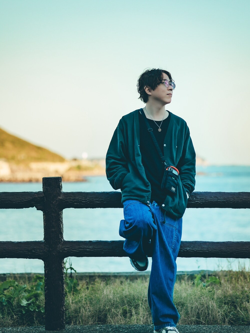 グレー系のアンサンブル、ブラック系のショルダーバッグ、その他のデニムパンツを着用したメンズの夏コーディネートの2枚目の写真