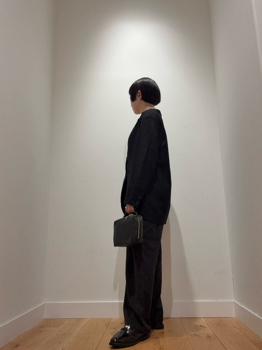 ブラック系のその他アウター、その他のTシャツ/カットソー、ブラック系のその他パンツを着用したレディースの秋コーディネートの4枚目の写真