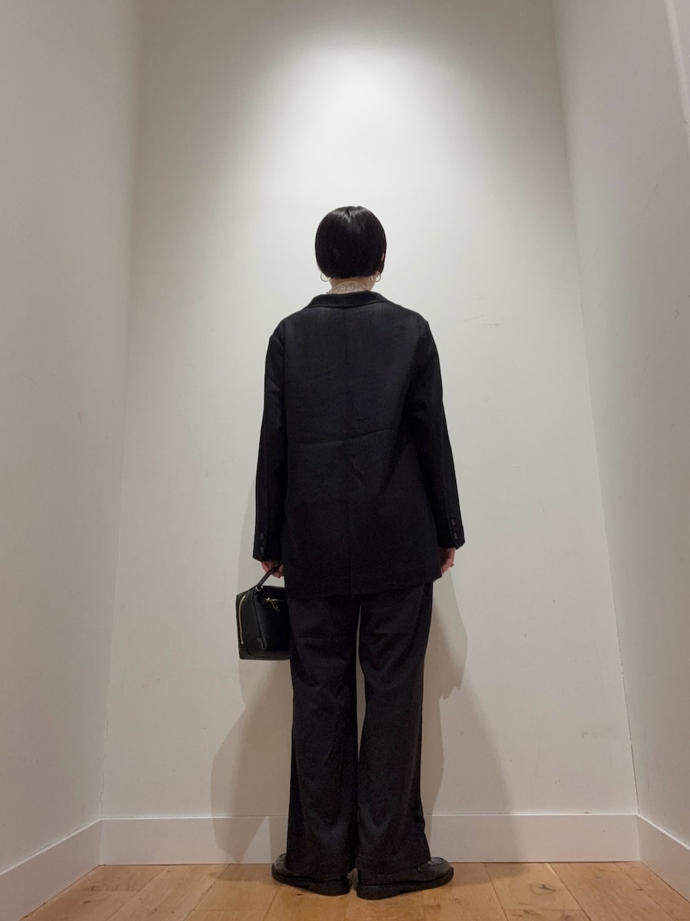ブラック系のその他アウター、その他のTシャツ/カットソー、ブラック系のその他パンツを着用したレディースの秋コーディネートの3枚目の写真