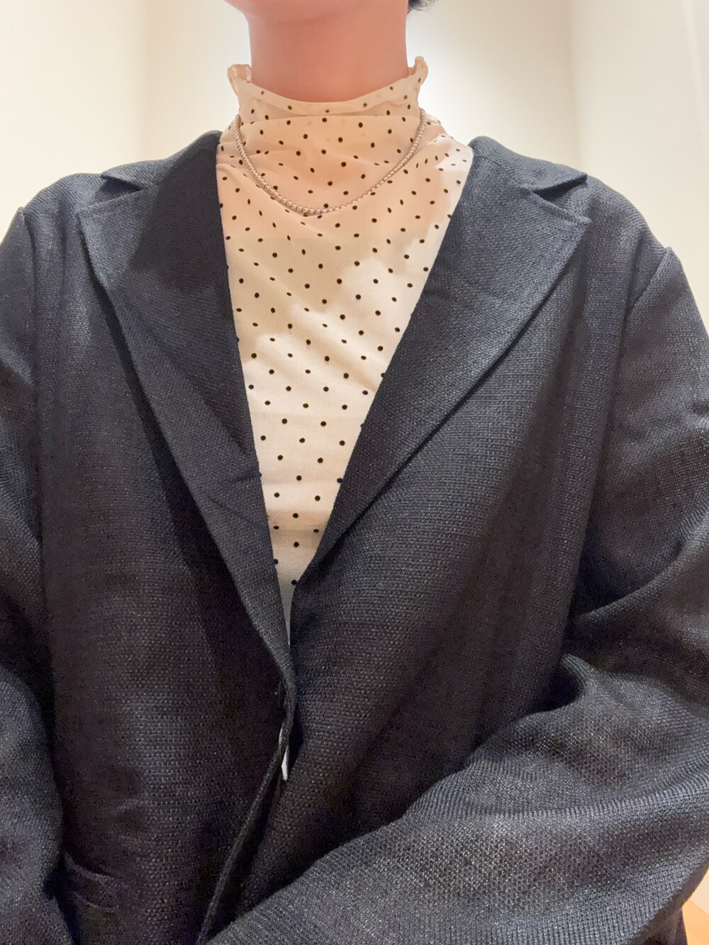 ブラック系のその他アウター、その他のTシャツ/カットソー、ブラック系のその他パンツを着用したレディースの秋コーディネートの2枚目の写真