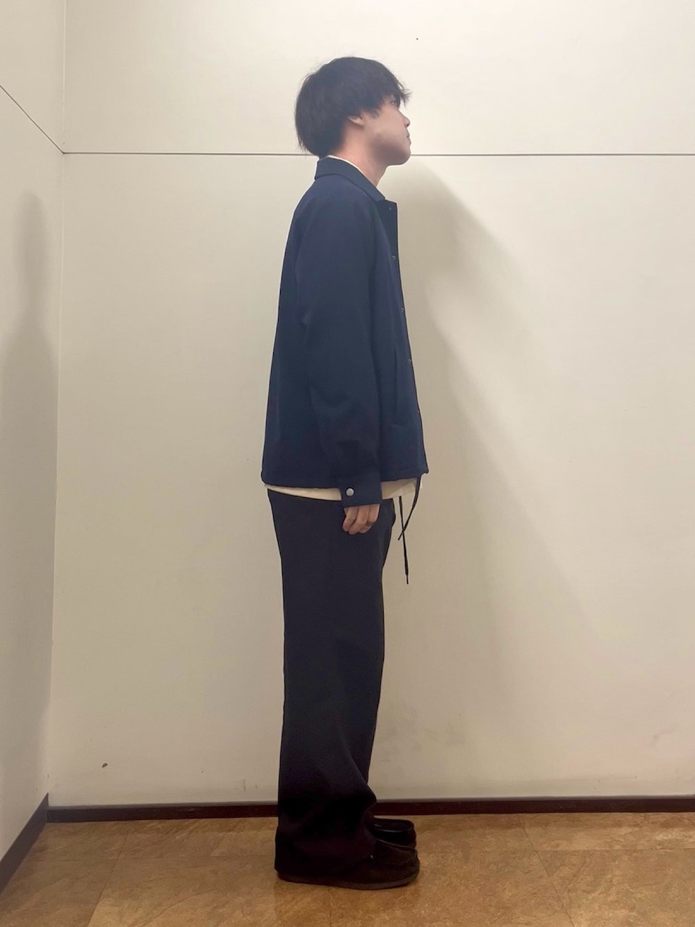 ベージュ系のシャツ/ブラウス、ブルー系のその他アウターを着用したメンズの春コーディネートの2枚目の写真