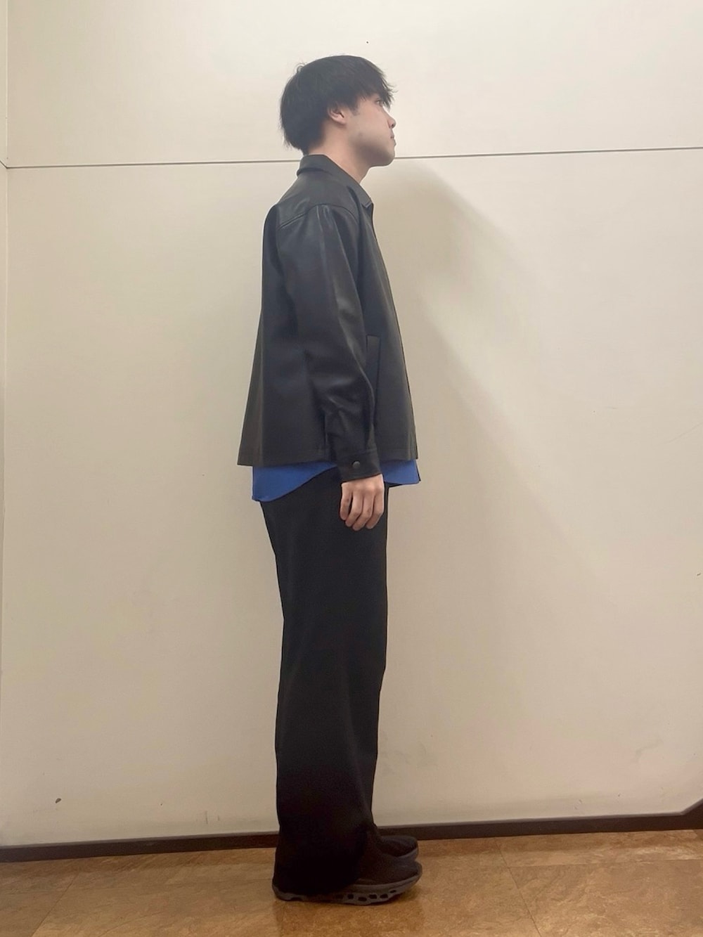 ブルー系のシャツ/ブラウス、ブラック系のブルゾンを着用したメンズの冬コーディネートの2枚目の写真