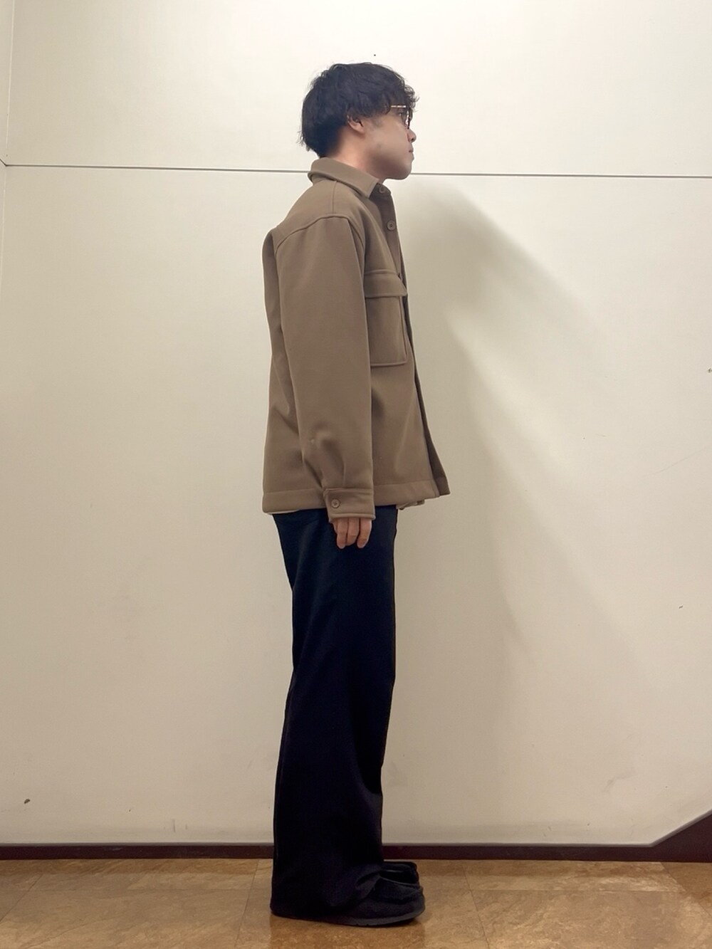 ブラウン系のダウンジャケット/コート、ベージュ系のシャツ/ブラウスを着用したメンズの冬コーディネートの2枚目の写真