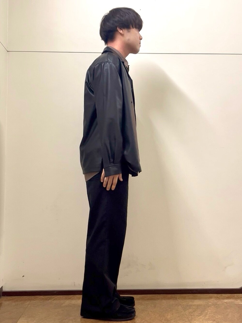 ブラック系のシャツ/ブラウスを着用したメンズの秋コーディネートの2枚目の写真