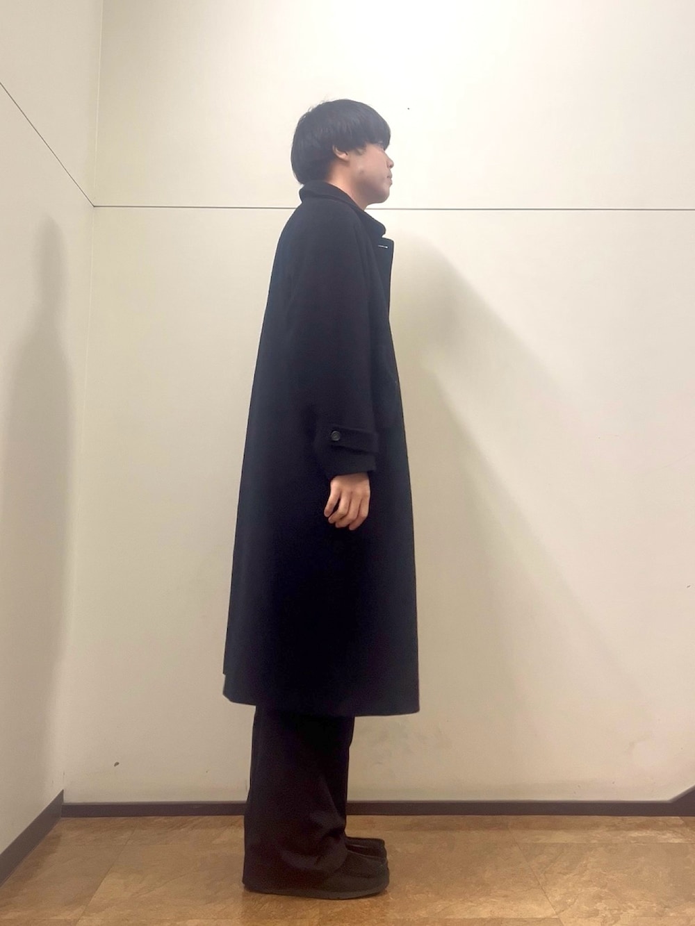 ブラック系のその他アウター、レッド系のニット/セーターを着用したメンズの秋コーディネートの2枚目の写真