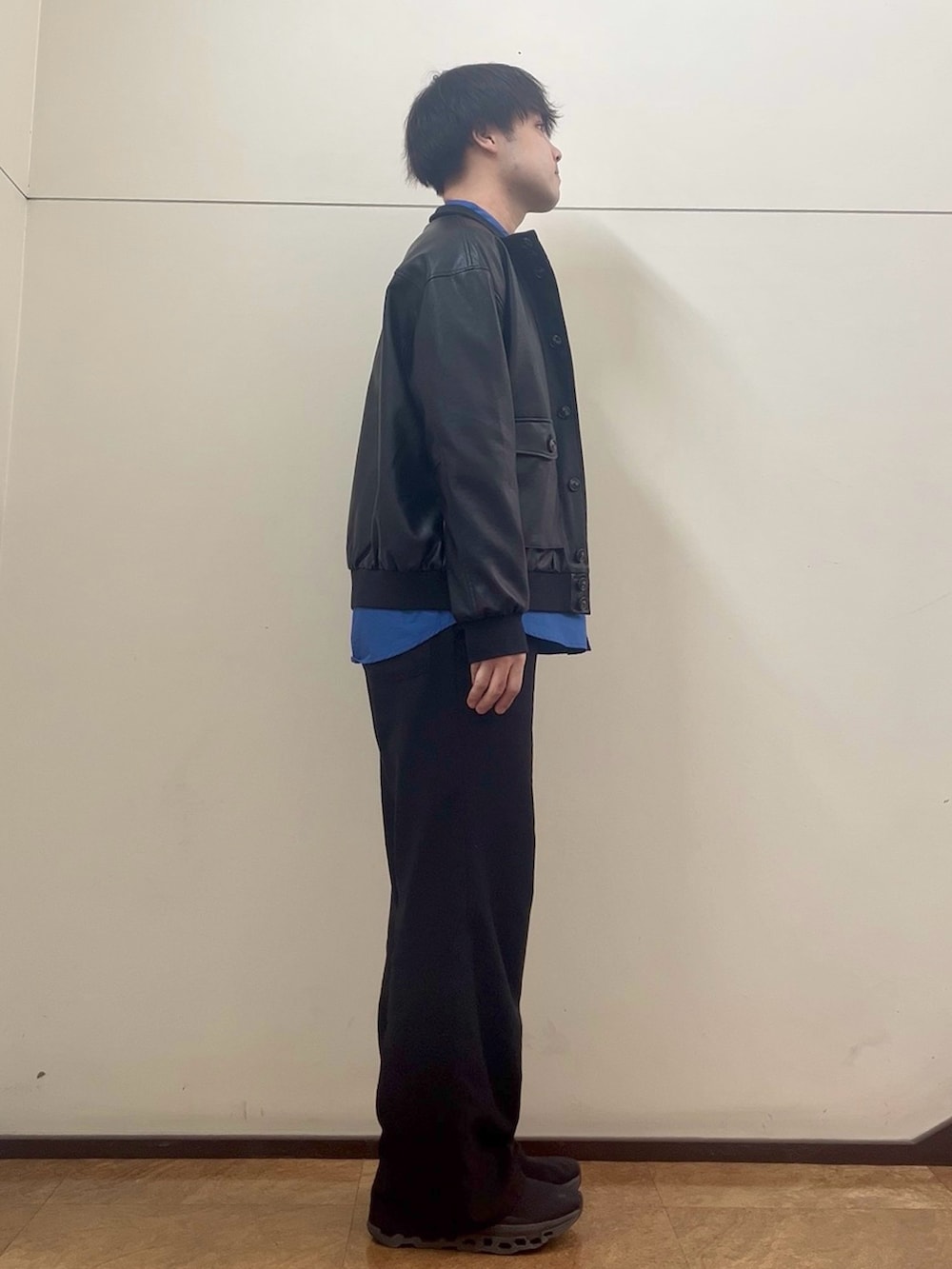 ブルー系のシャツ/ブラウス、ブラック系のブルゾンを着用したメンズの冬コーディネートの2枚目の写真