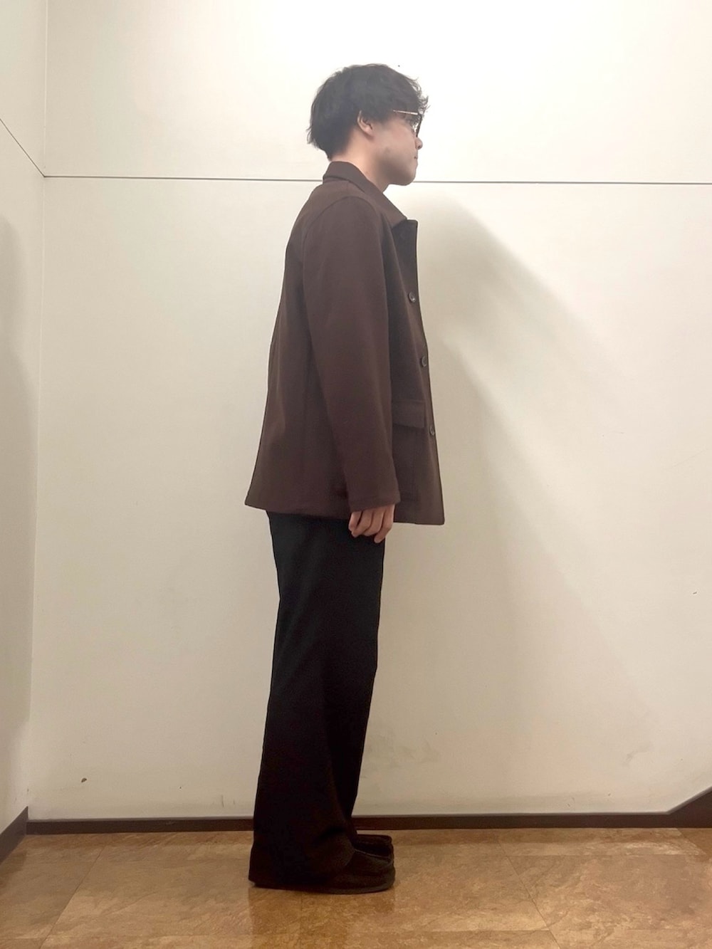 ブラウン系のブルゾンを着用したメンズの秋コーディネートの2枚目の写真