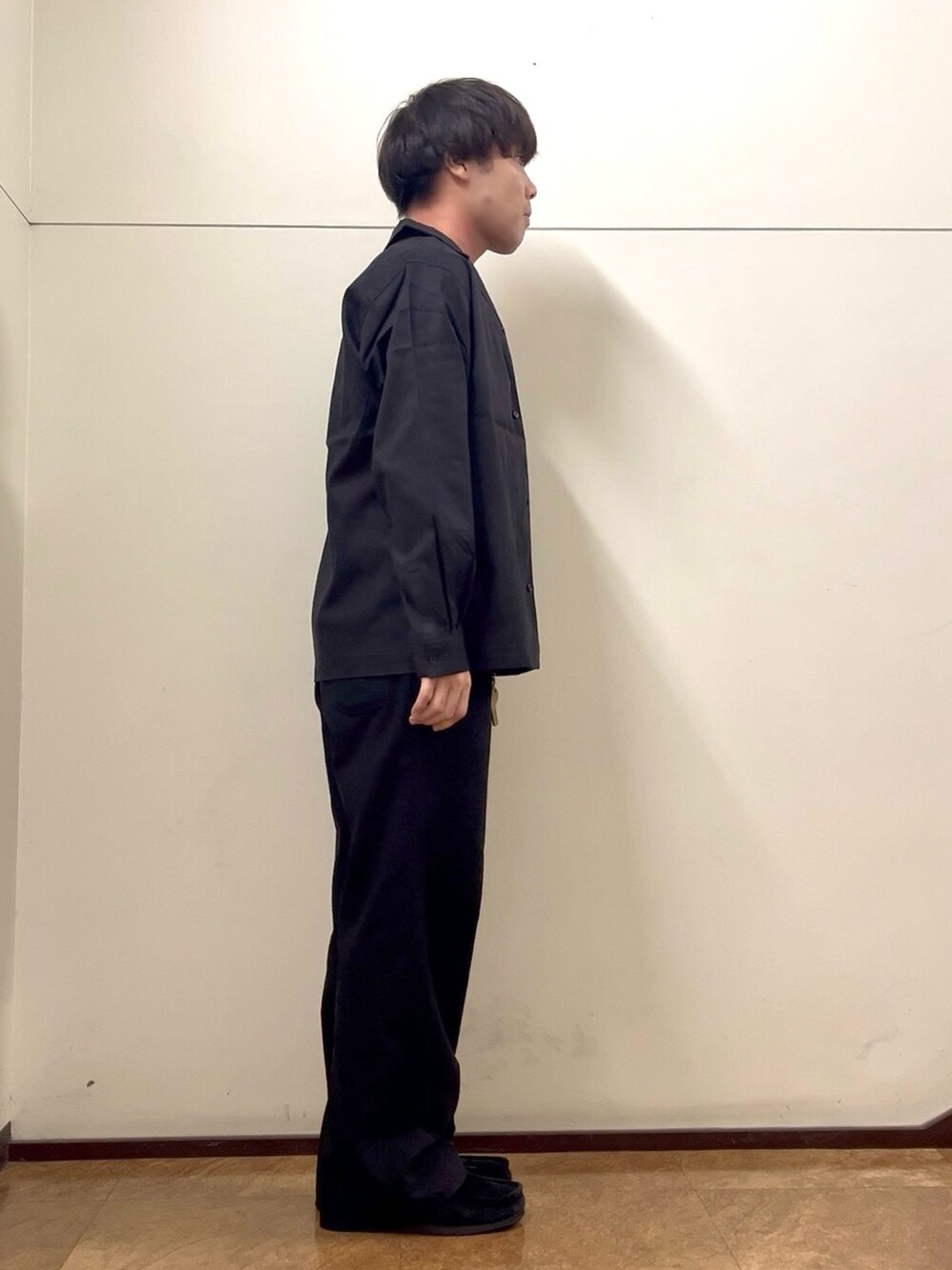 ブラック系のシャツ/ブラウス、レッド系のニット/セーターを着用したメンズの秋コーディネートの2枚目の写真