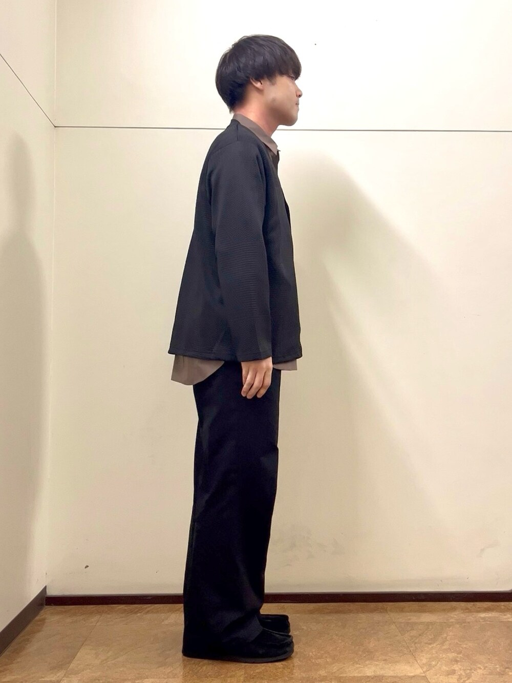 ブラック系のカーディガン/ボレロを着用したメンズの秋コーディネートの2枚目の写真