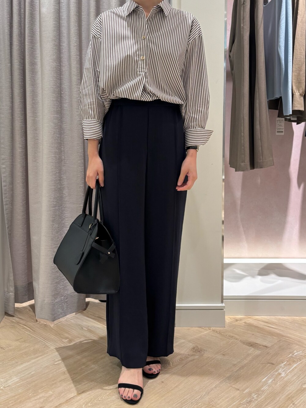 ブルー系のその他パンツ、ブラウン系のシャツ/ブラウス、ブラック系のショルダーバッグを着用したレディースの秋コーディネートの2枚目の写真