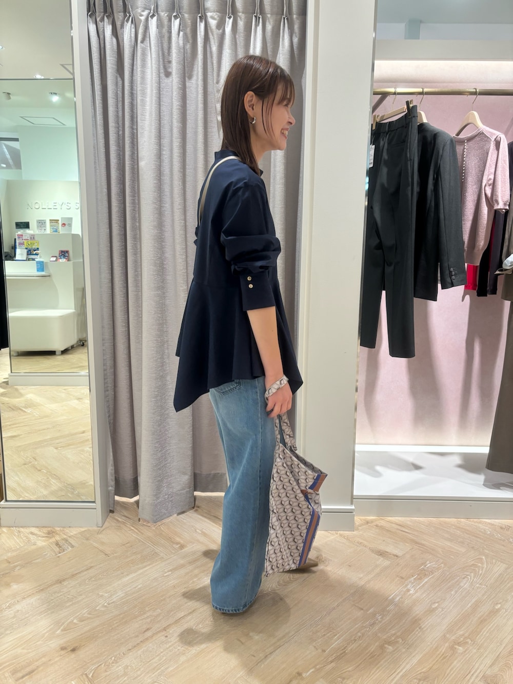 ブルー系のデニムパンツ、ブルー系のショルダーバッグ、ブルー系のシャツ/ブラウスを着用したレディースの秋コーディネートの6枚目の写真