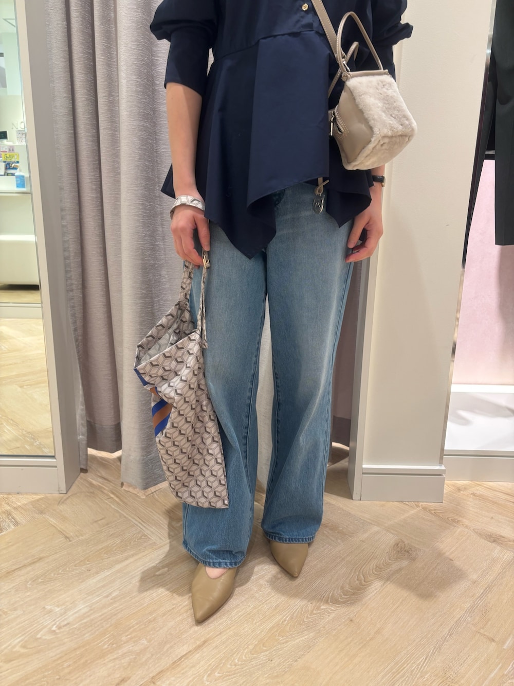 ブルー系のデニムパンツ、ブルー系のショルダーバッグ、ブルー系のシャツ/ブラウスを着用したレディースの秋コーディネートの4枚目の写真