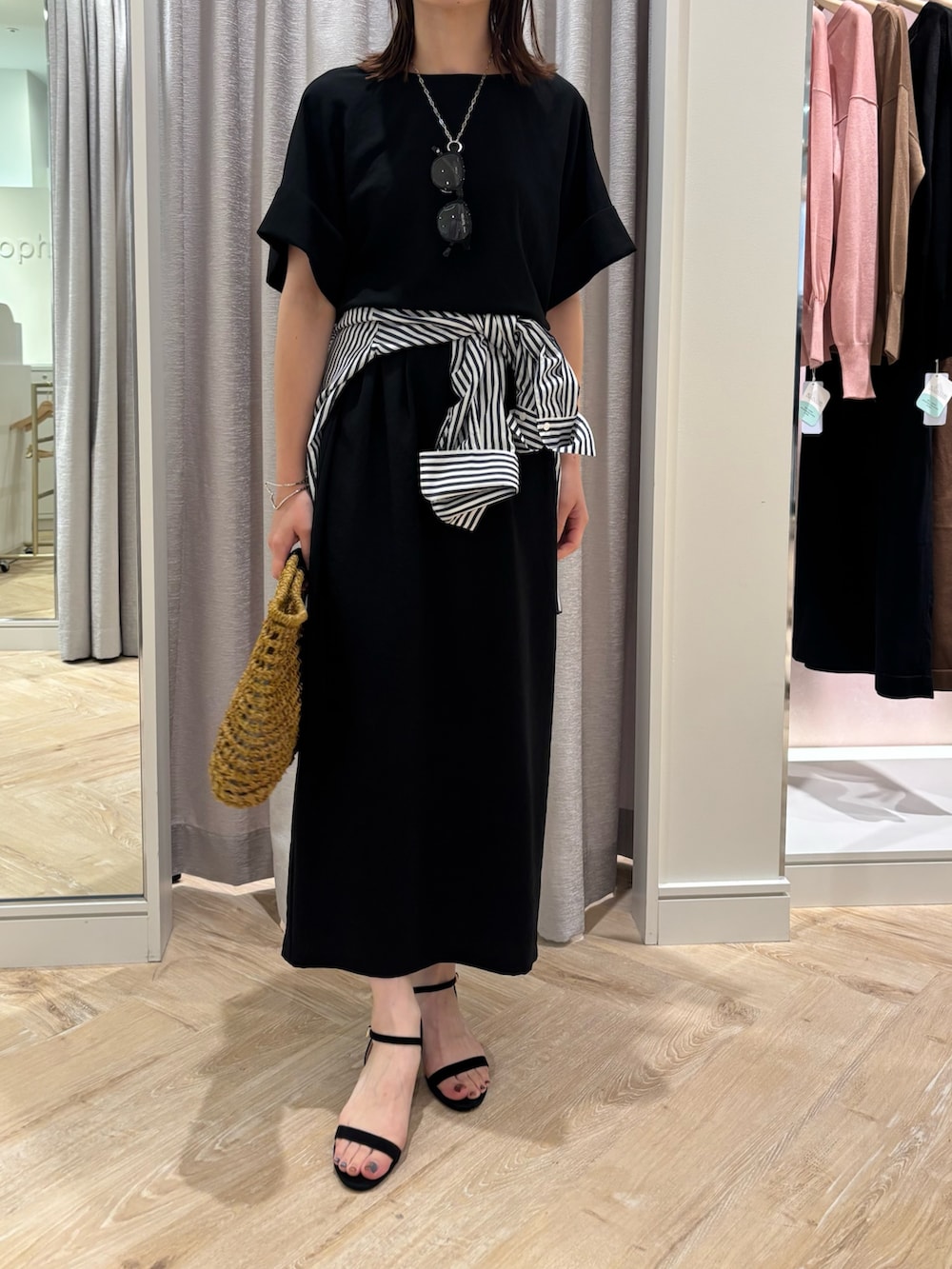 ブラック系のスカート、ブラック系のシャツ/ブラウス、ブルー系のシャツ/ブラウスを着用したレディースの夏コーディネートの2枚目の写真